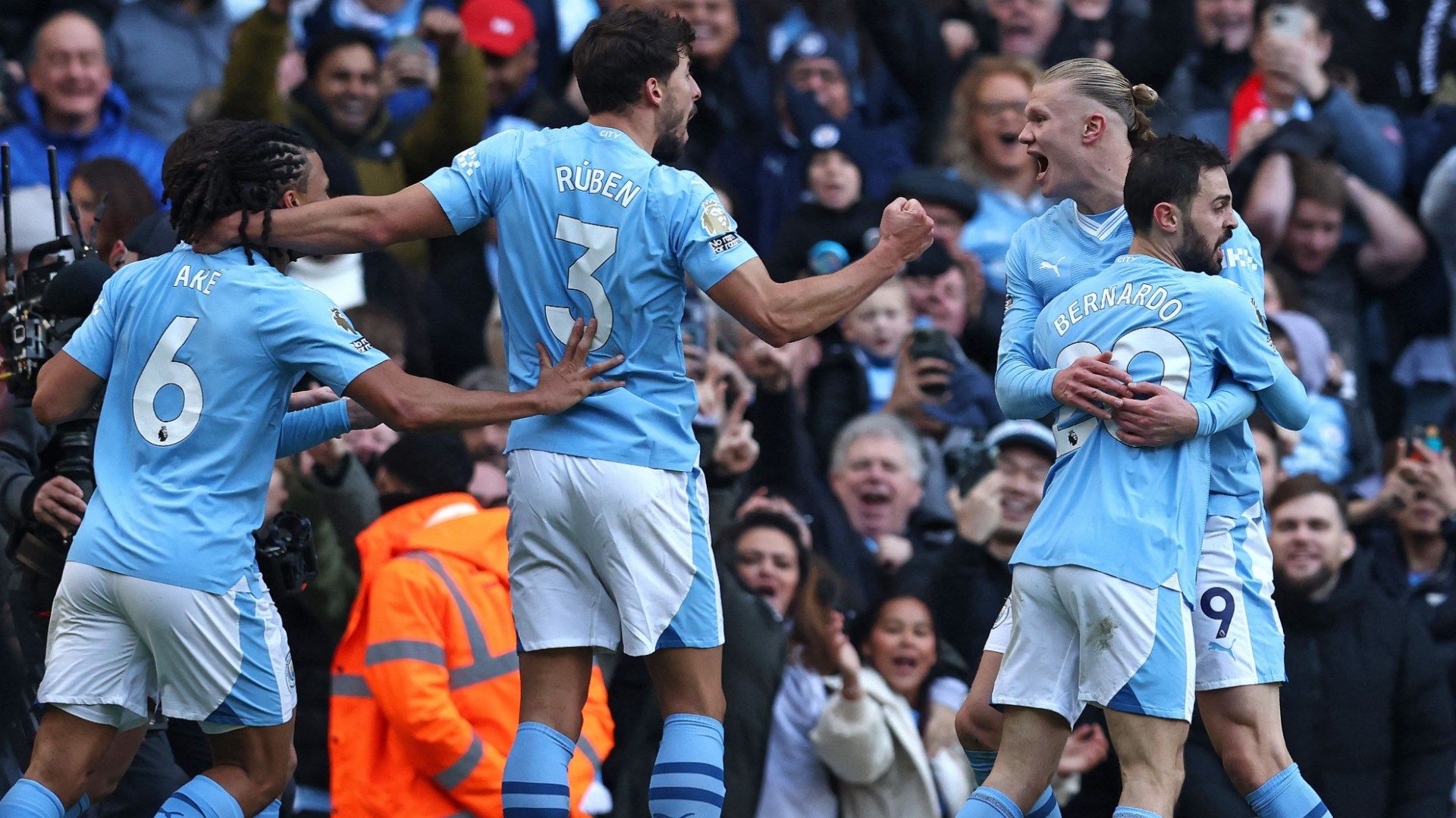 Man City celebrating Erling Haaland goal vs Liverpool 2023-24