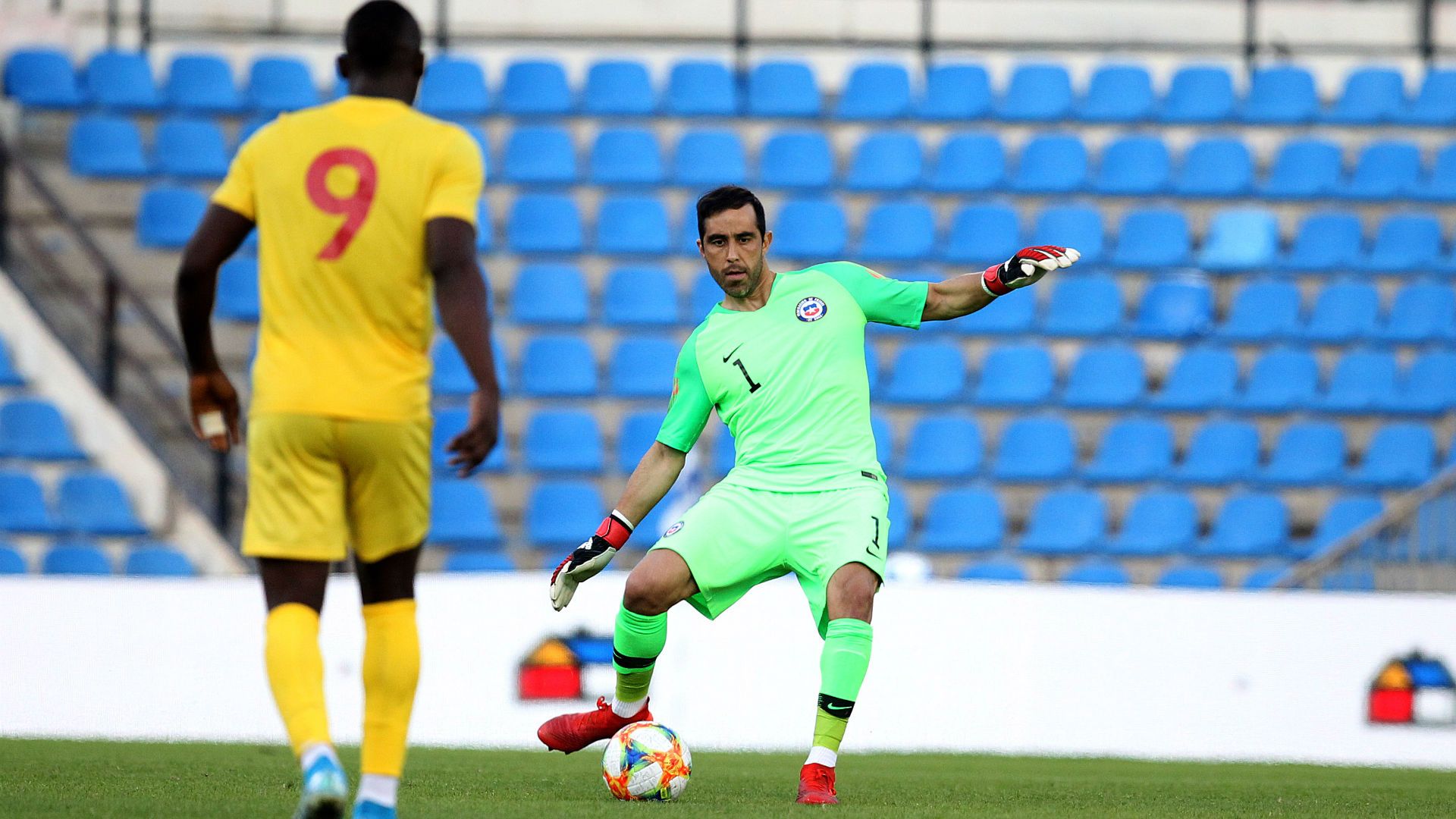 151019 Chile Guinea Claudio Bravo Demba Camara