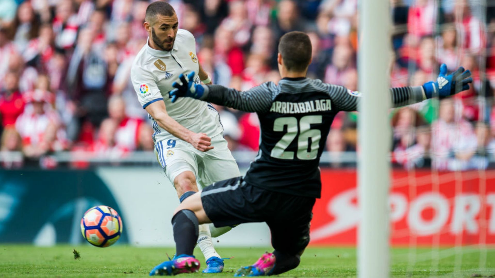 Kepa Arrizabalaga and Karim Benzema in a Real Madrid - Athletic Bilbao match