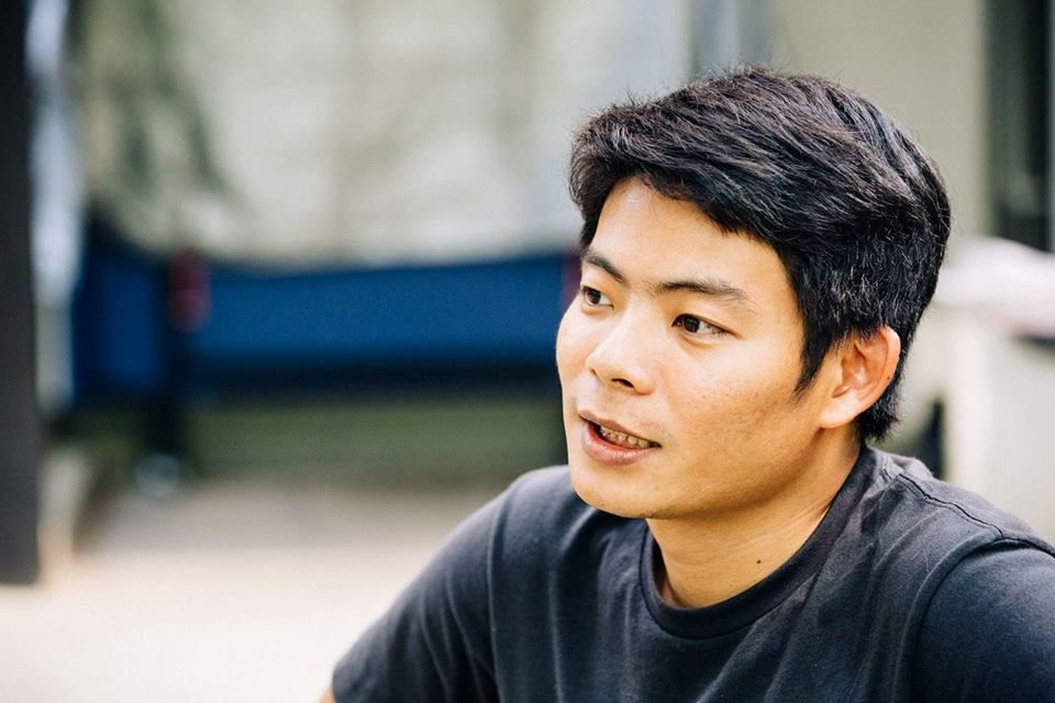 GIVE A SHOUT: เหงื่อ/ไอดอล/ฟุตบอล/น้ำตา -ไพรัช คุ้มวัน ผกก. MV 'วันแรก'