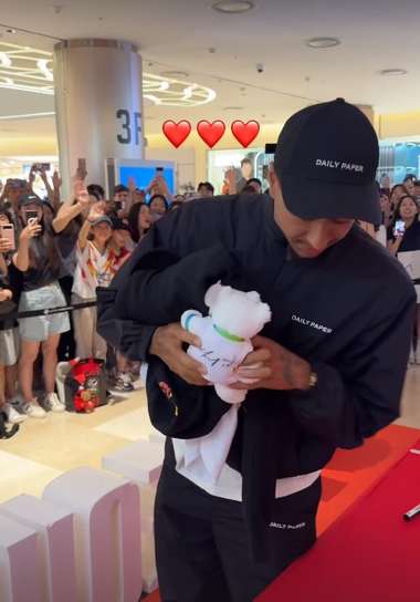 Jesse Lingard mobbed fans Seoul 2024