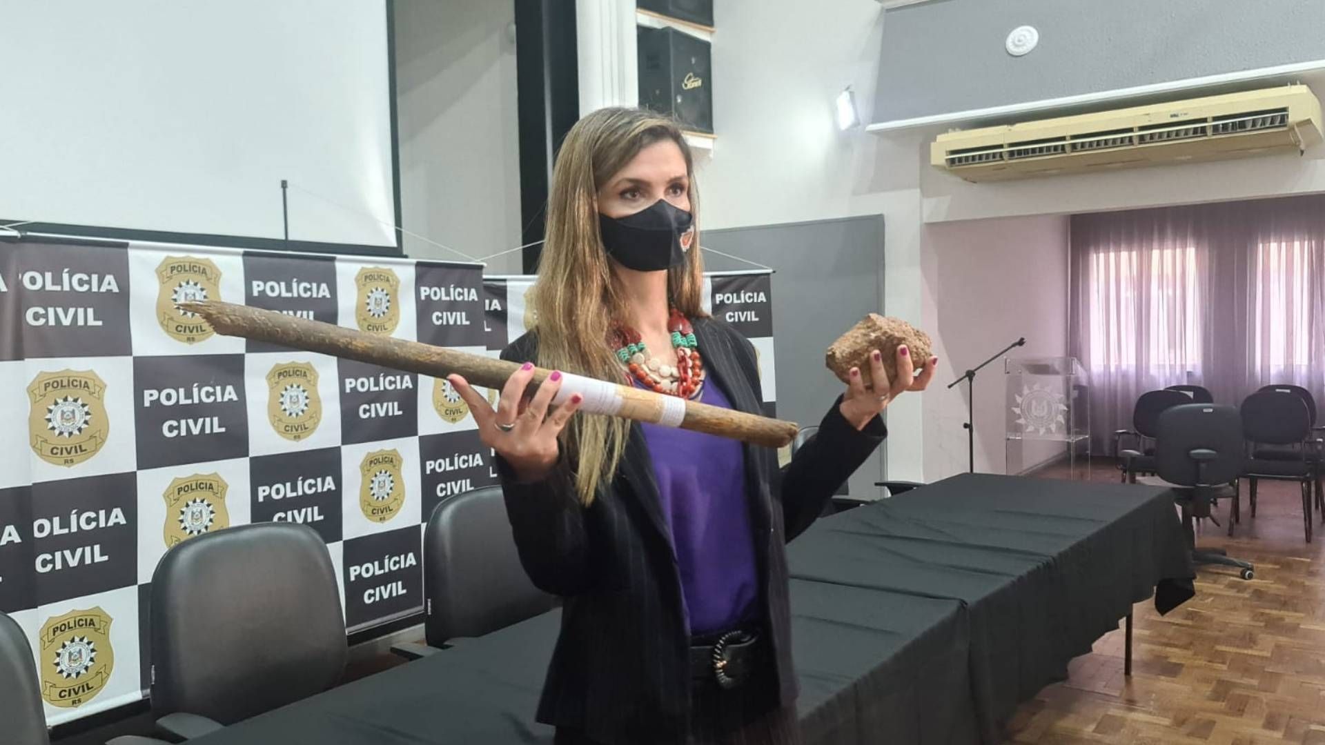 Delegada com a pedra e a barra de ferro arremessada