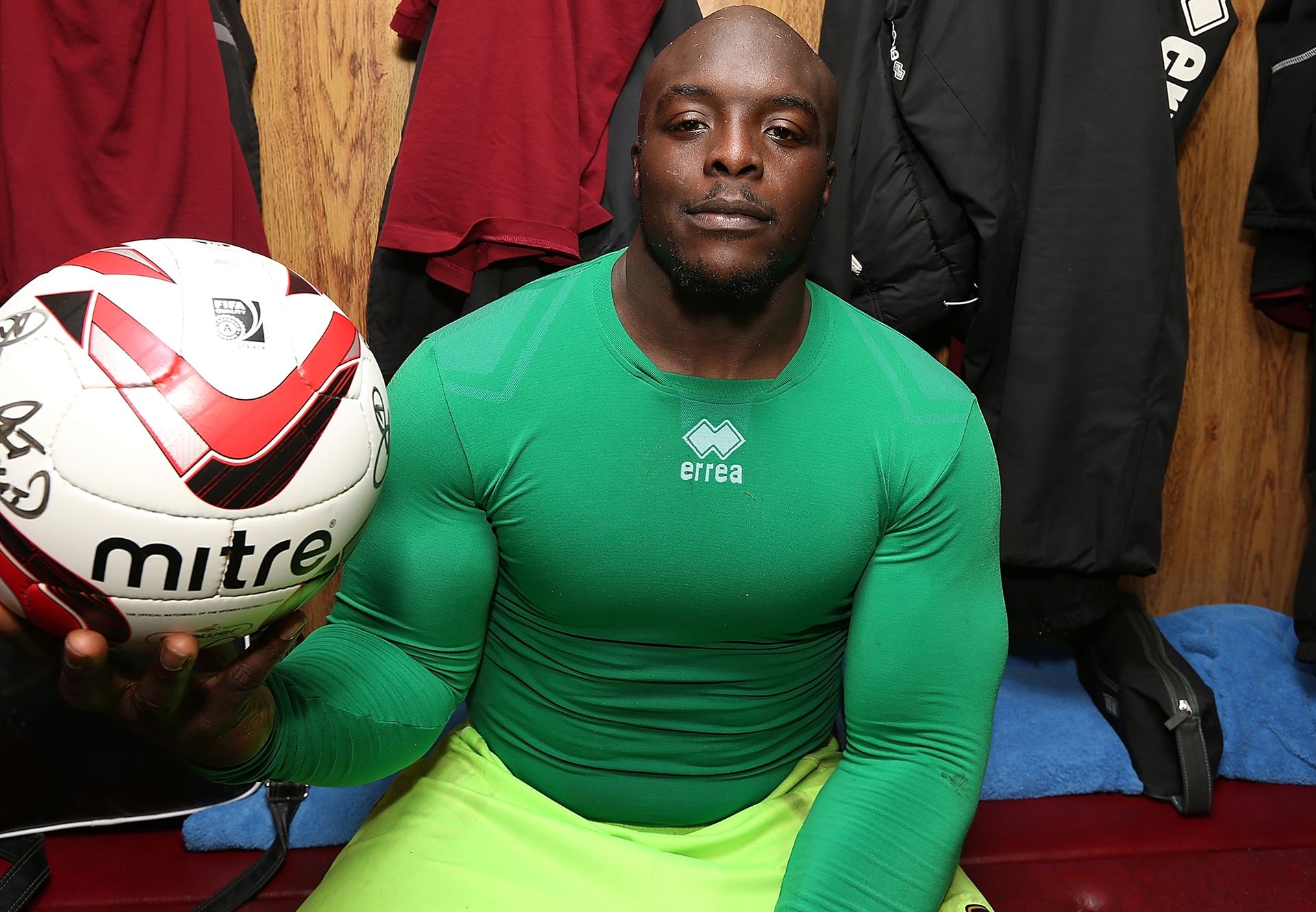 Акинфенва адебайо мышцы. Халк футболист. Самые мощные футболисты. Американский футболист. Самые мощные футболисты.