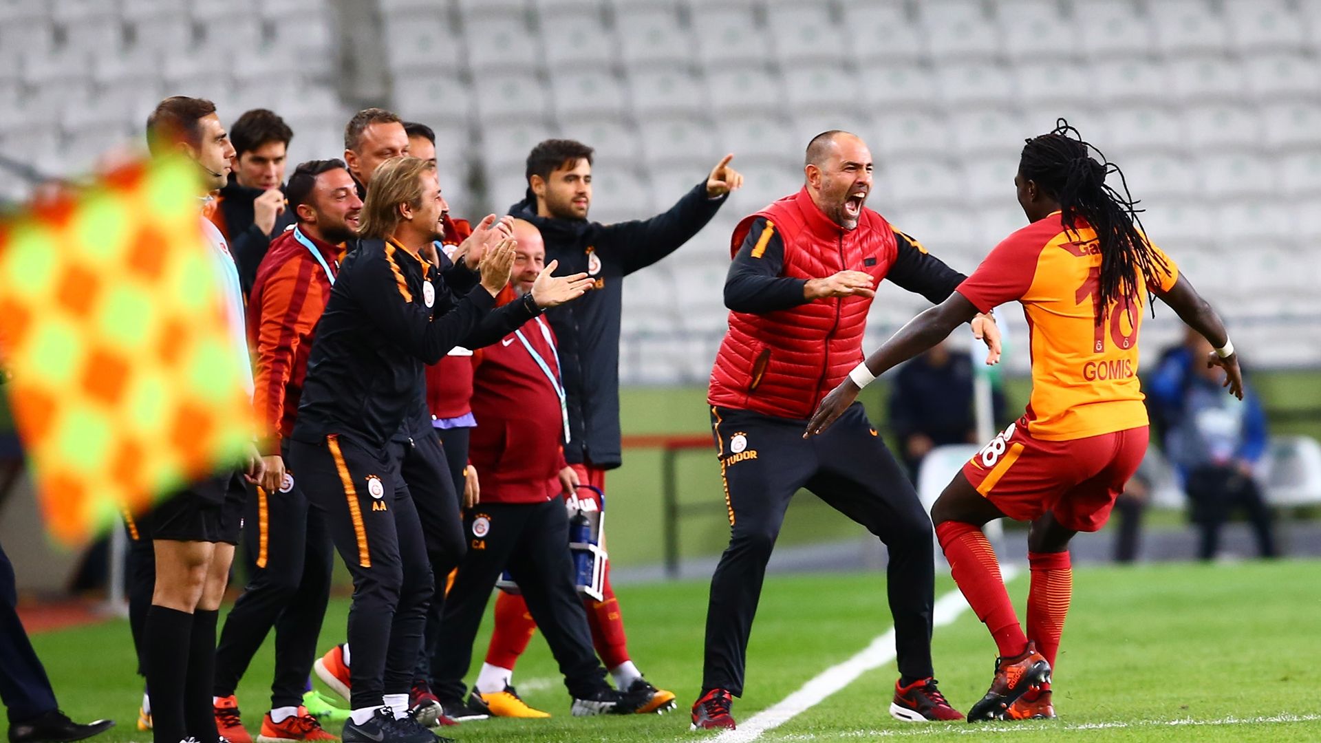 Galatasaray goal celebration Igor Tudor Bafetimbi Gomis Konyaspor 10142017