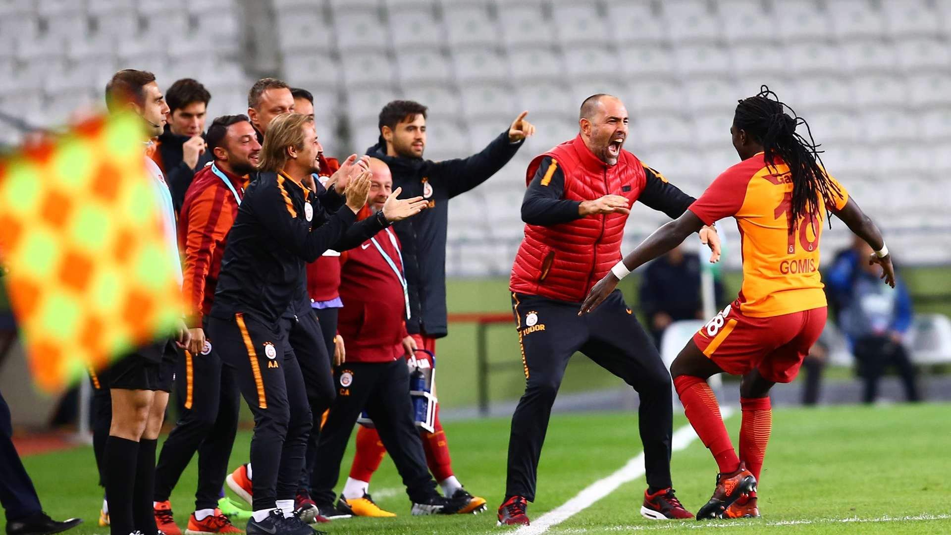 Galatasaray goal celebration Igor Tudor Bafetimbi Gomis Konyaspor 10142017