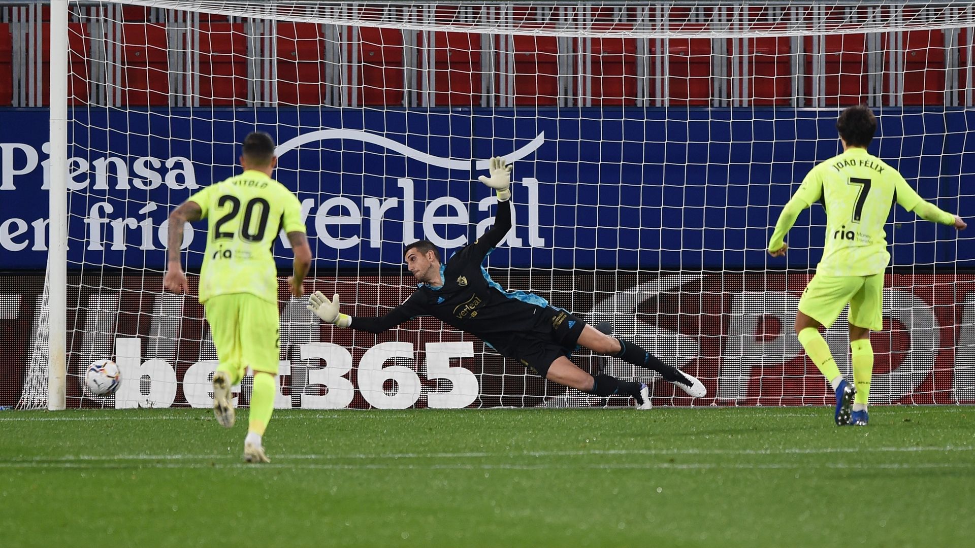 Joao Félix lanza un penalti al poste (Osasuna vs. Atlético de Madrid)