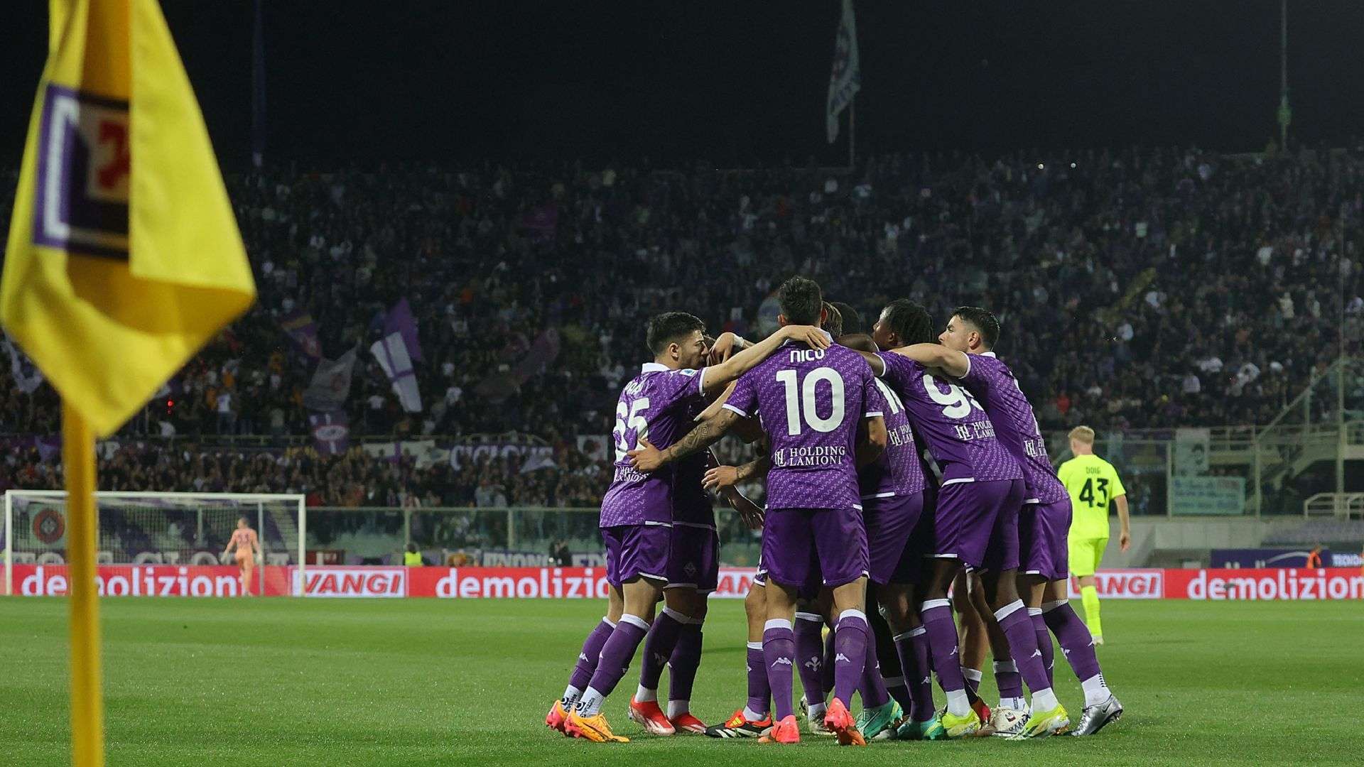 Fiorentina players celebrating Fiorentina Sassuolo Serie A