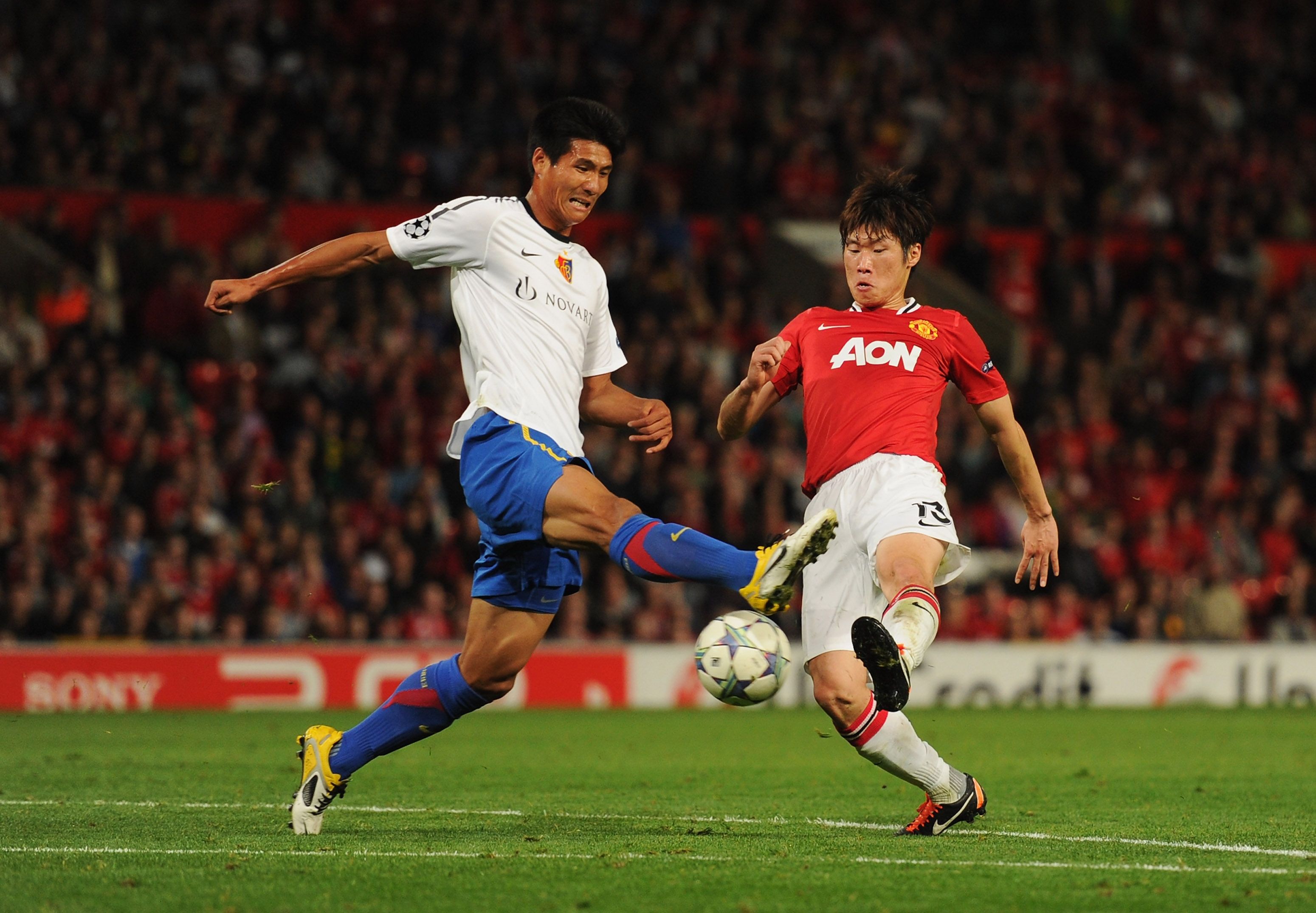 Pak Kwang-Ryong & Park Ji-Sung : Manchester United v FC Basel