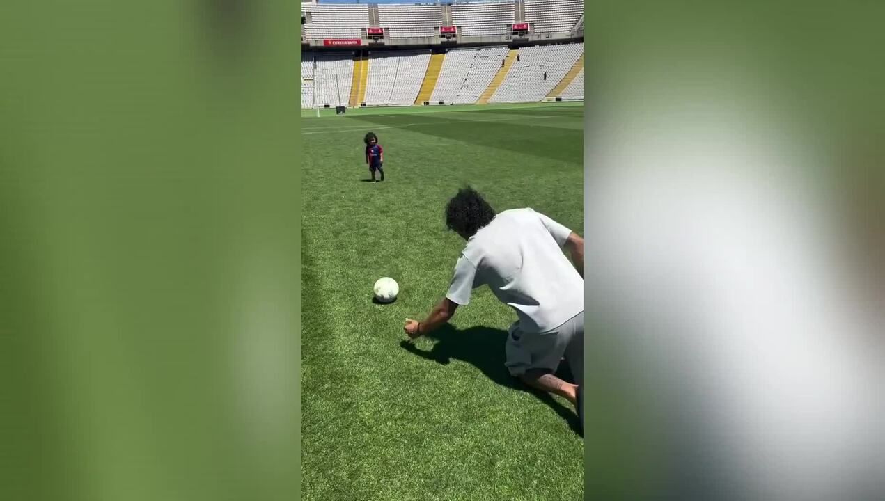 Raphinha atravessa campo de joelhos para agradecer por temporada no Barcelona, 2025