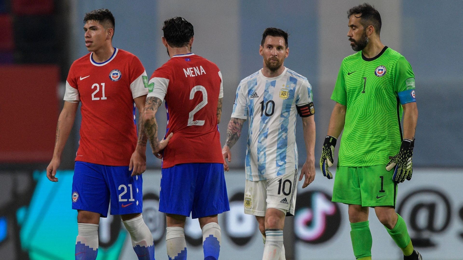 Claudio Bravo - Lionel Messi Argentina Chile