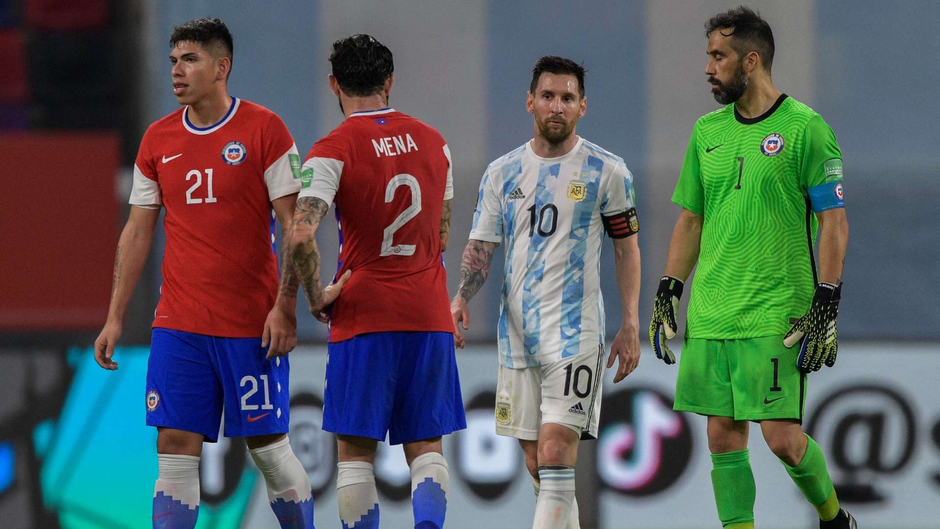 Claudio Bravo - Lionel Messi Argentina Chile