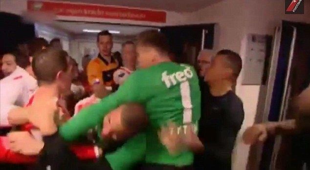 PSV's players brawl Feyenoord's players