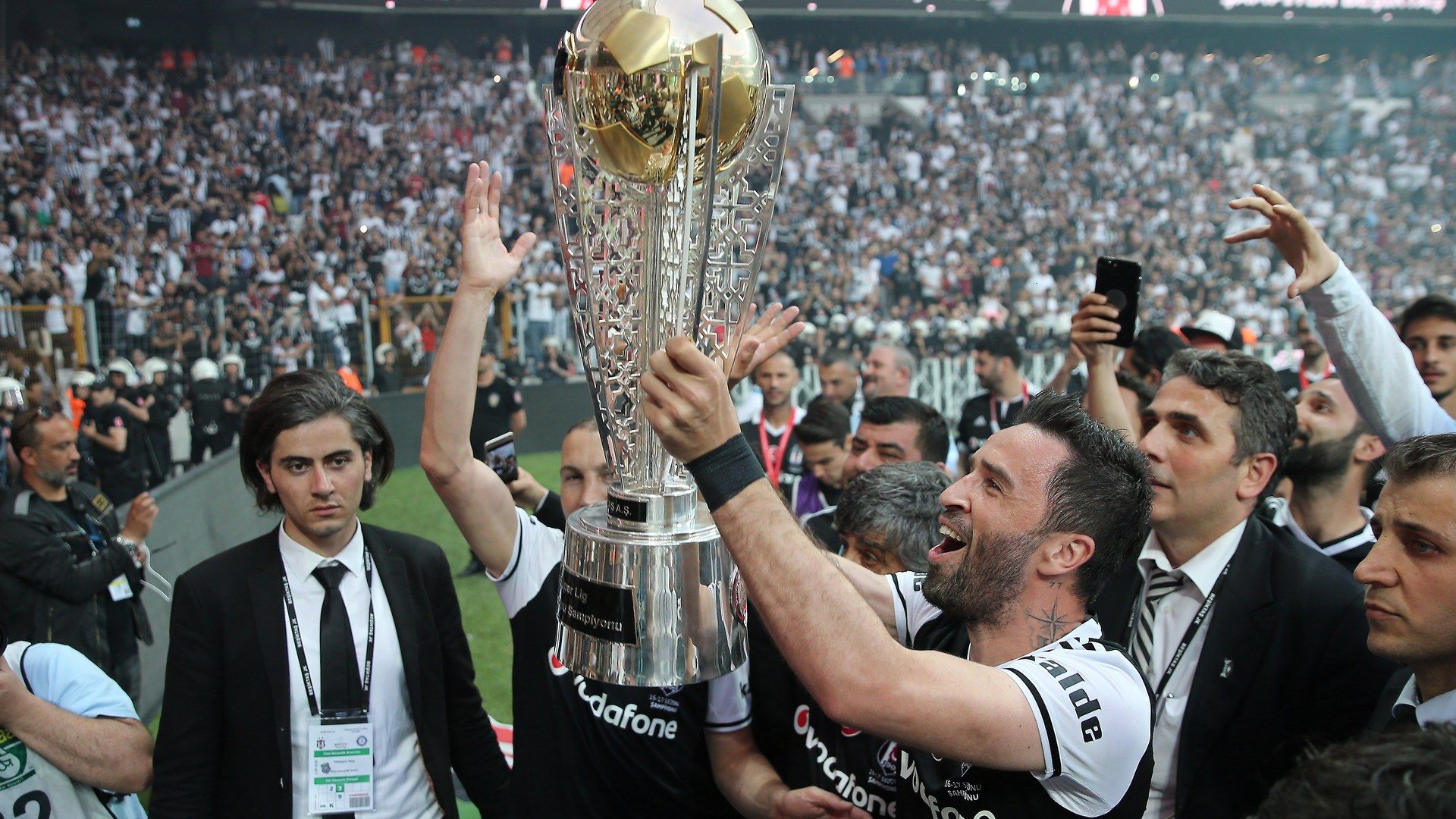 Gokhan Gonul Besiktas champions celebration