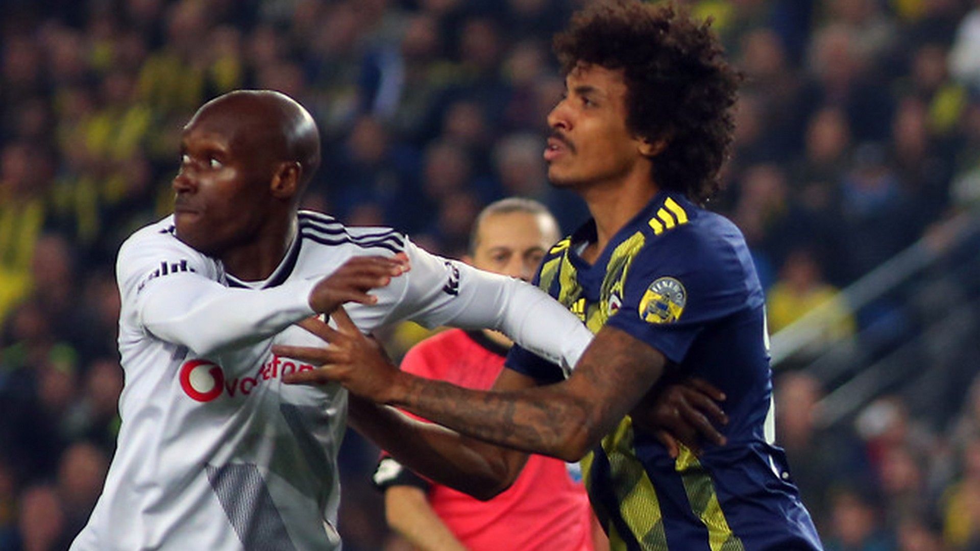 Atiba Hutchinson Luiz Gustavo Besiktas Fenerbahce