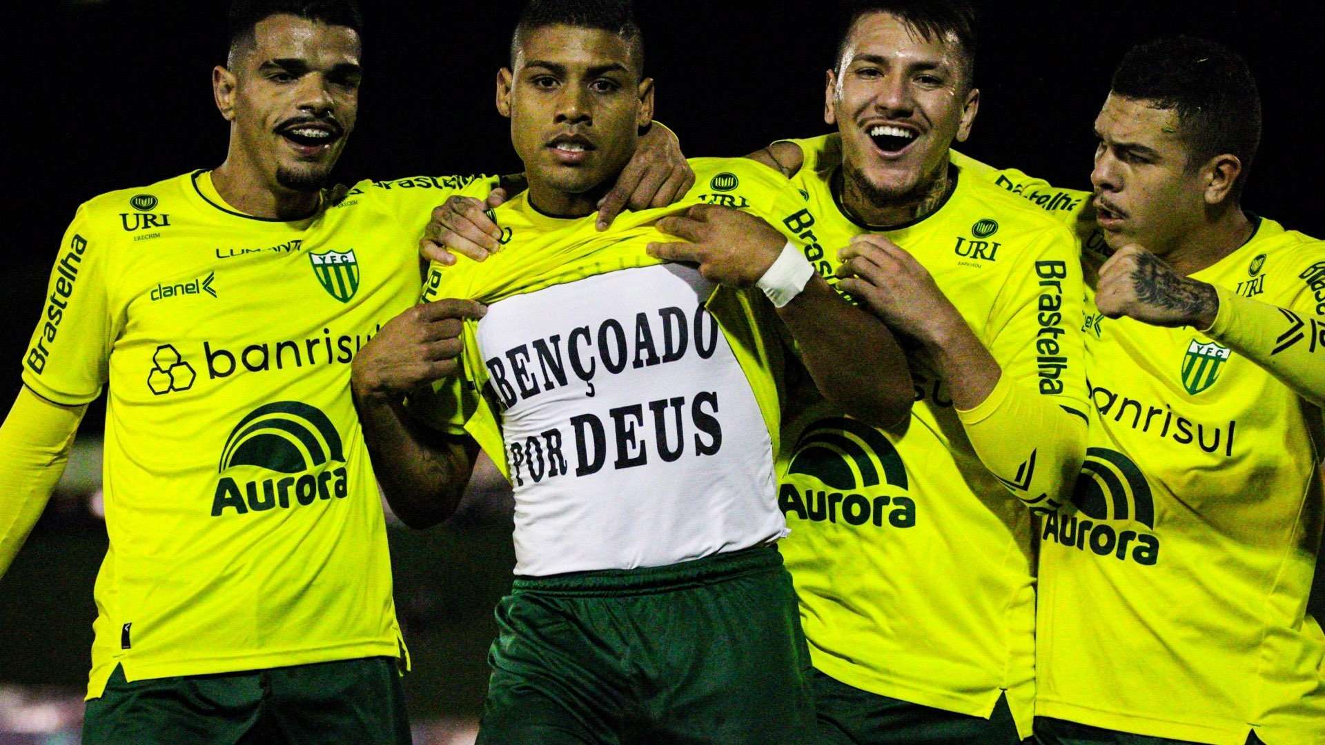 Erick comemora gol marcado entre jogadores do Ypiranga no Brasileiro Série C 2023