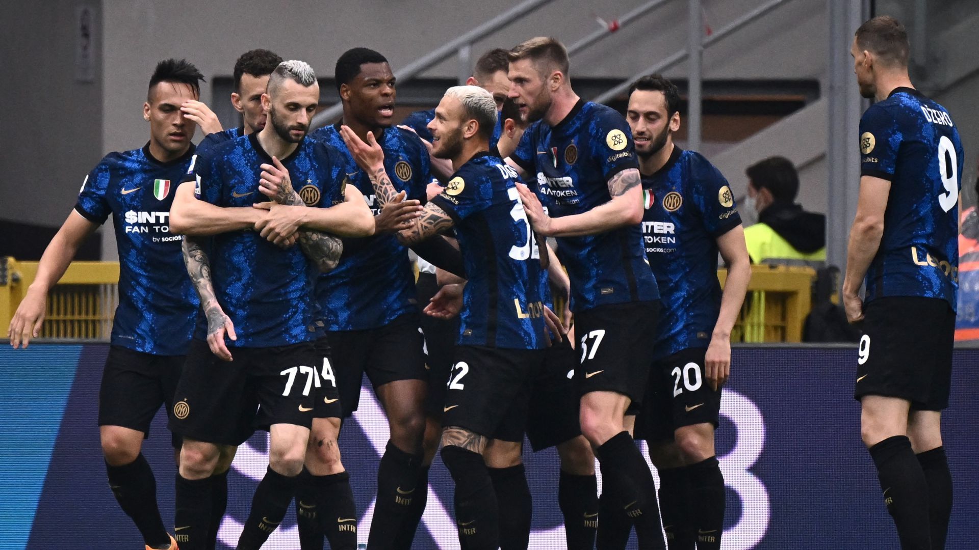 Inter players celebrating Inter Roma Serie A