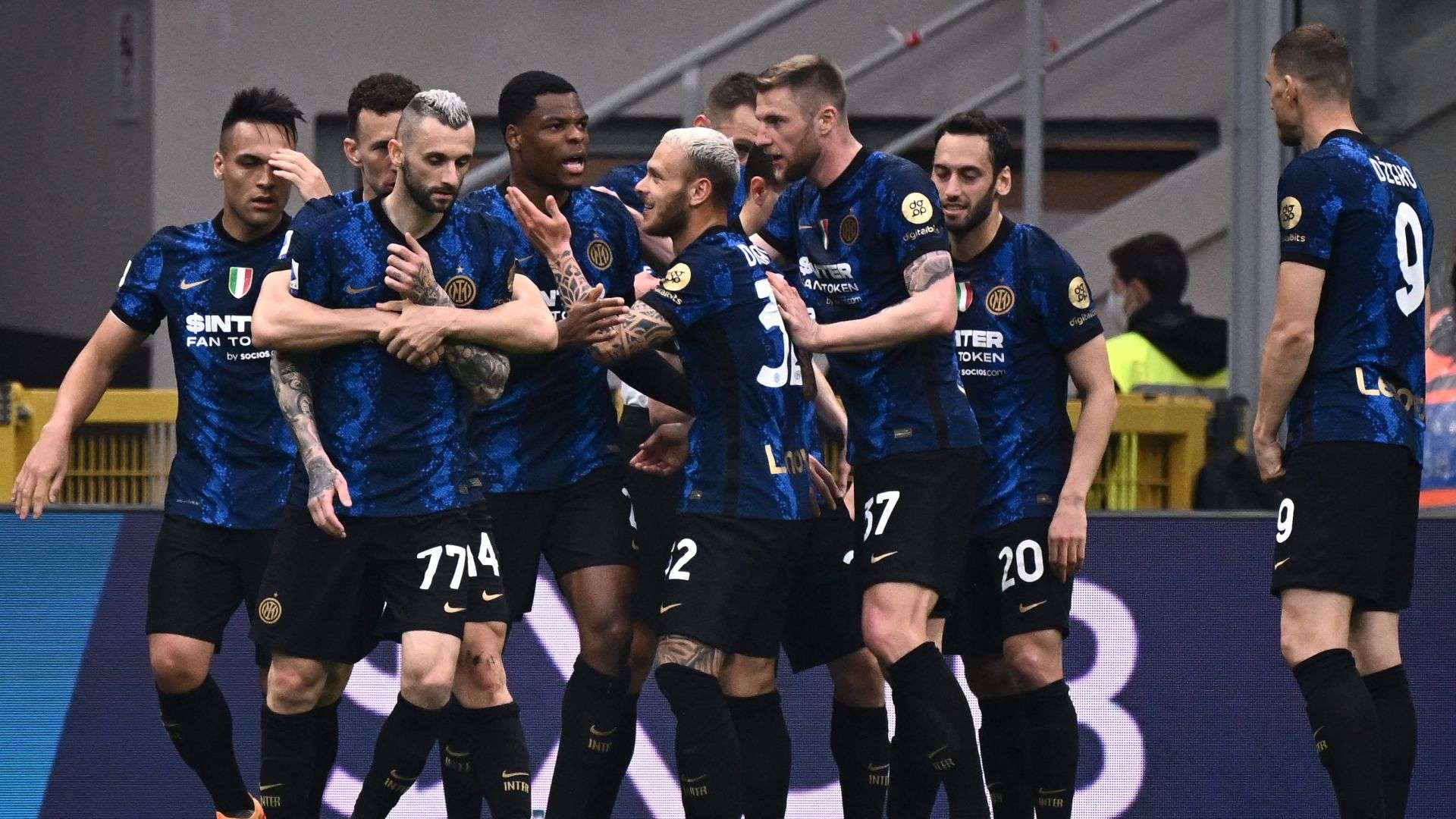 Inter players celebrating Inter Roma Serie A