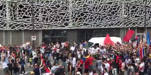 Supporters près du Parc des Princes pour accueillir Neymar
