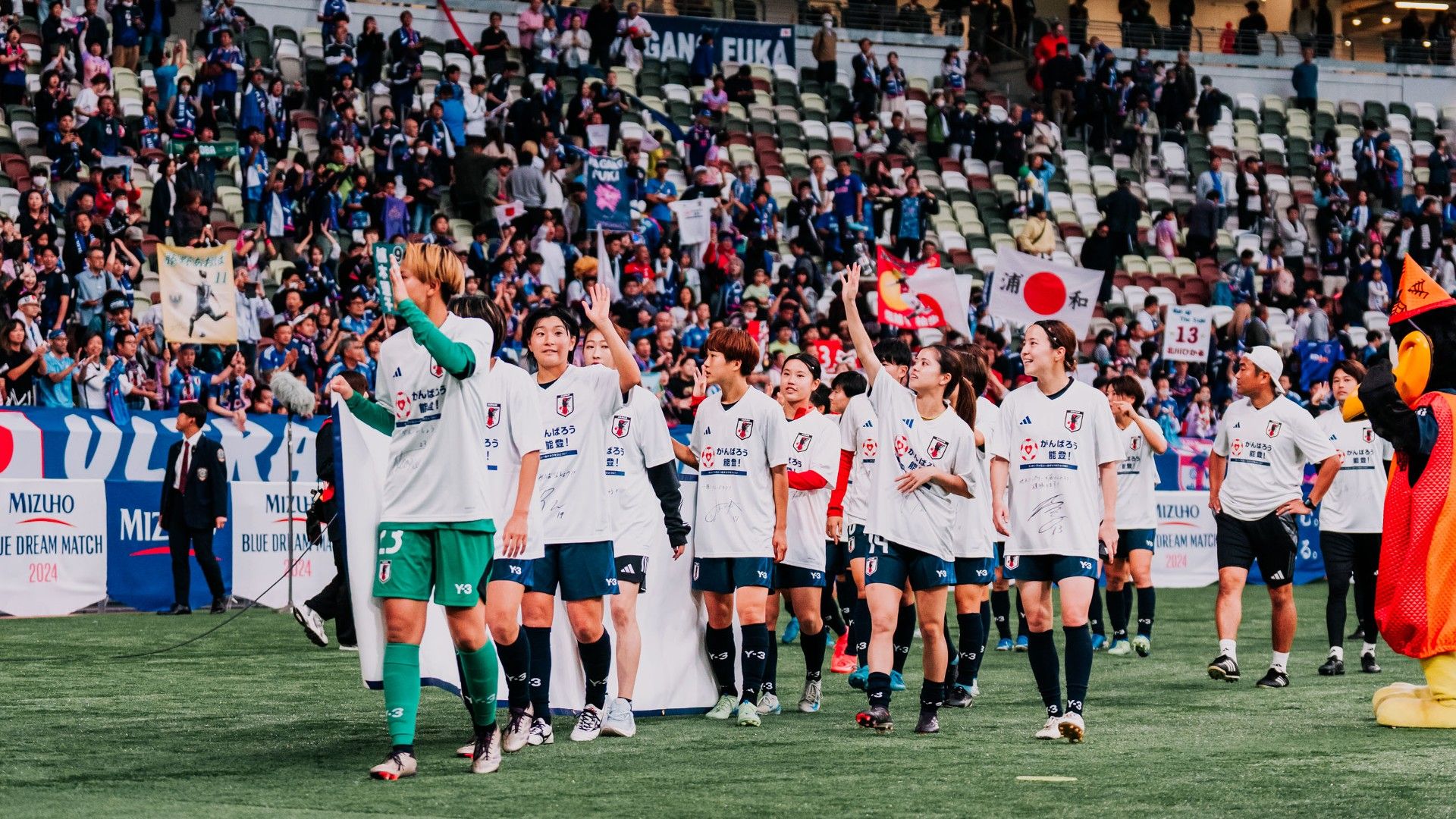 20241026-women-japan-nadeshiko-greeting