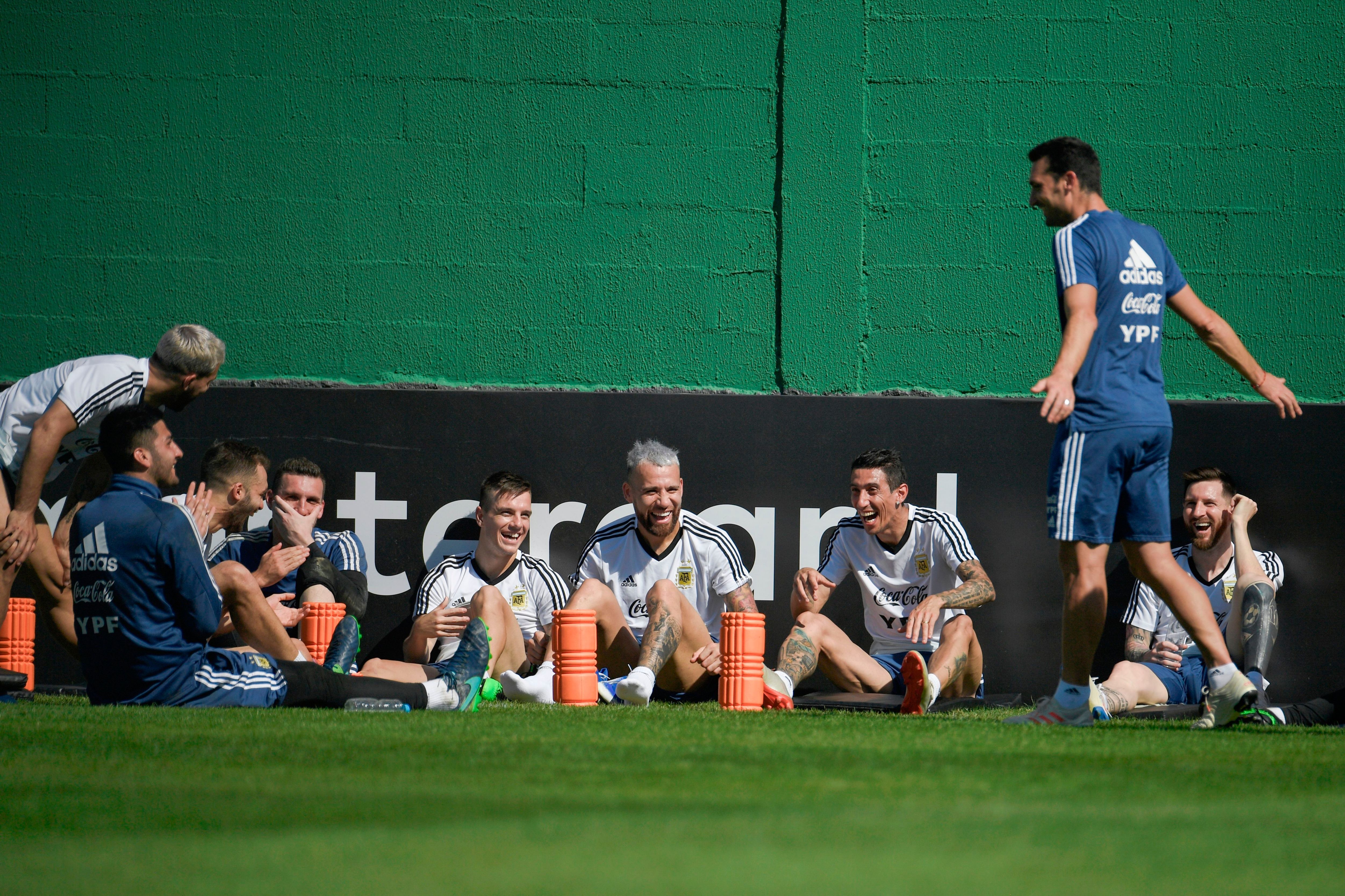 Scaloni brinca com jogadores da Argentina em treino
