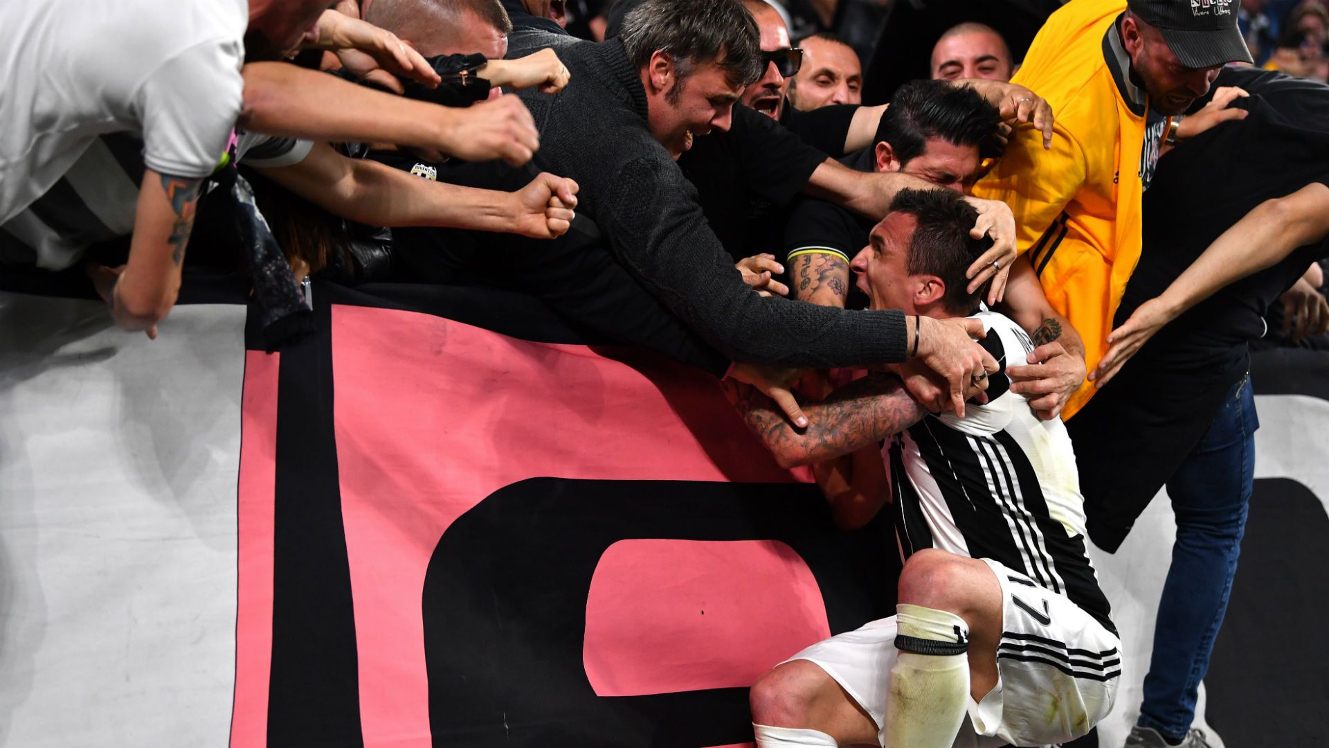 mario mandzukic fans - juventus monaco - champions league - 09052017