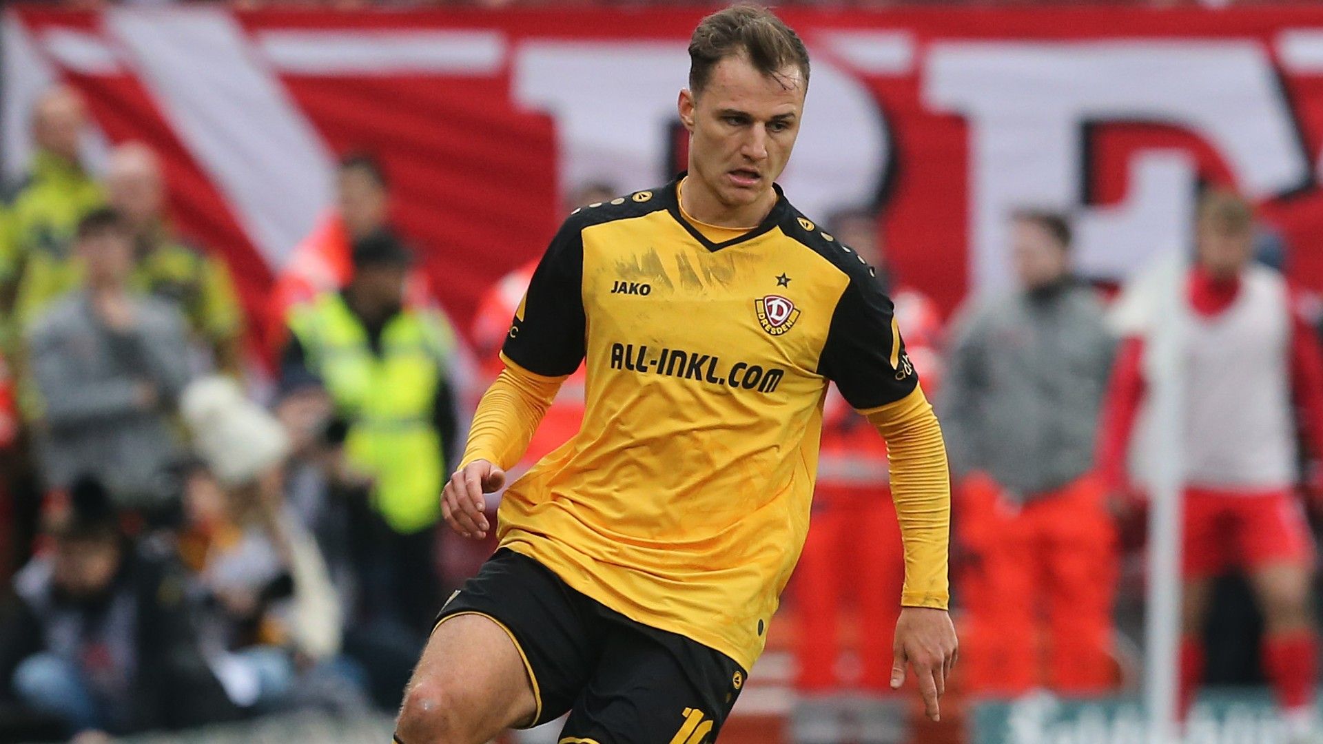  Jakob Lemmer of Dresden runs with the ball 