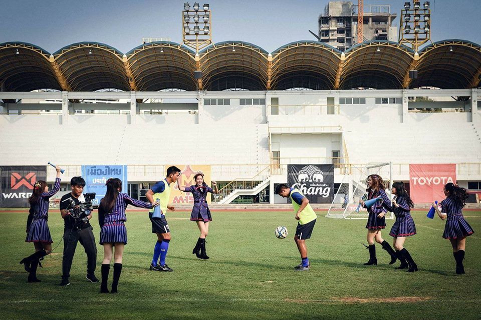 GIVE A SHOUT: เหงื่อ/ไอดอล/ฟุตบอล/น้ำตา -ไพรัช คุ้มวัน ผกก. MV 'วันแรก'