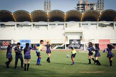 GIVE A SHOUT: เหงื่อ/ไอดอล/ฟุตบอล/น้ำตา -ไพรัช คุ้มวัน ผกก. MV 'วันแรก'