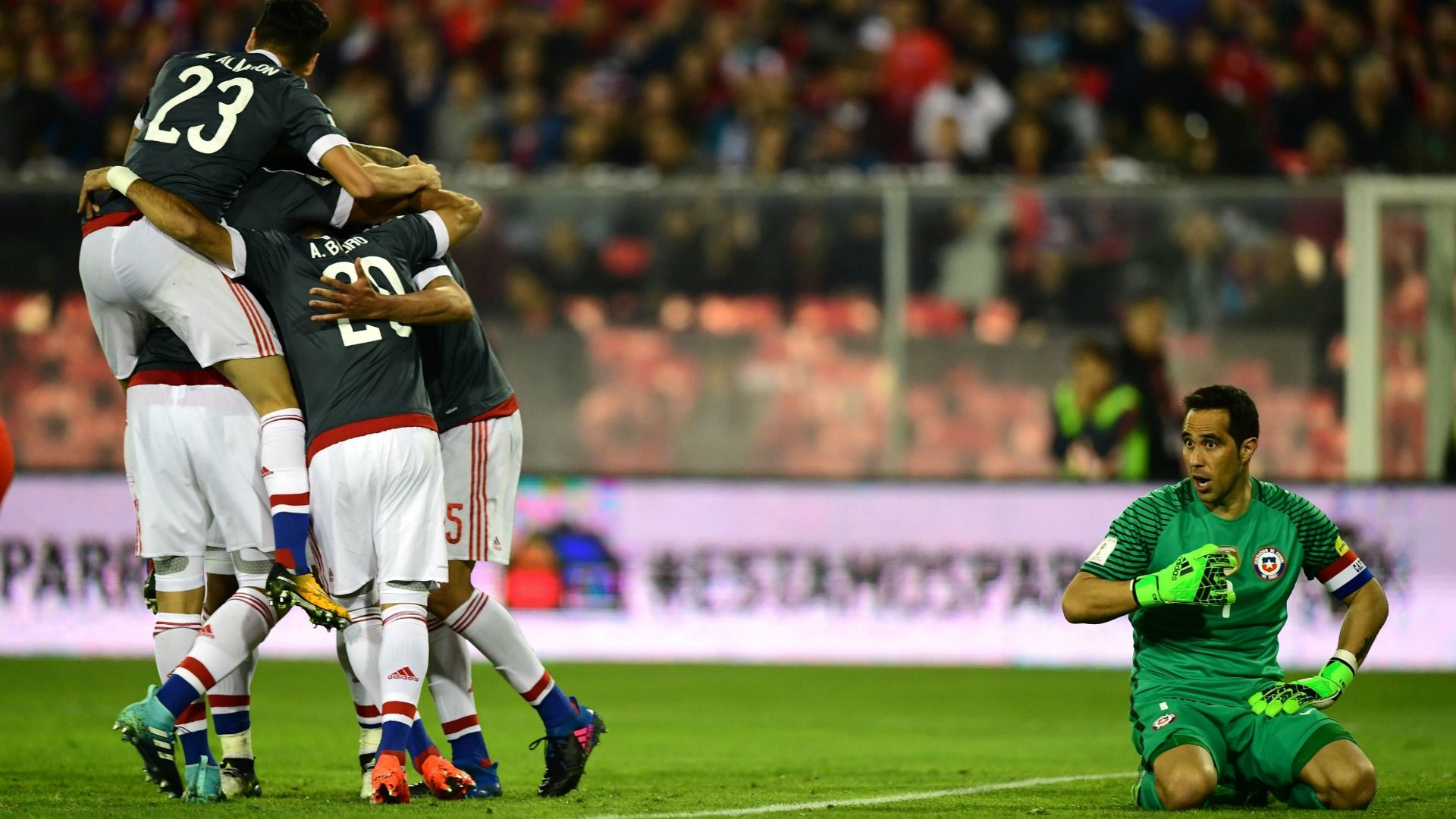 Claudio Bravo Miguel Almirón Gol Víctor Cáceres Chile Paraguay 310817