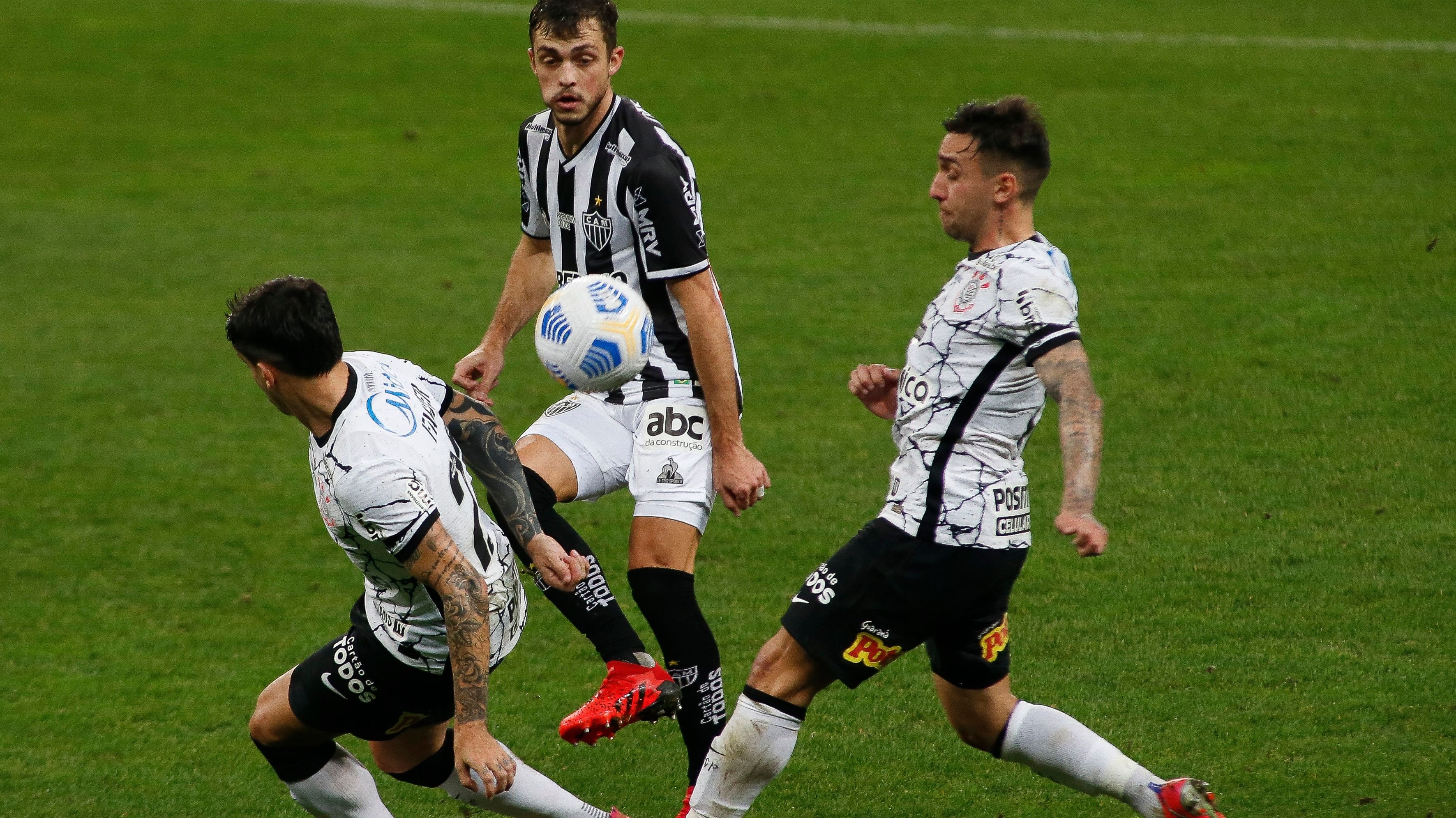 Hyoran disputa bola em Corinthians x Atlético-MG