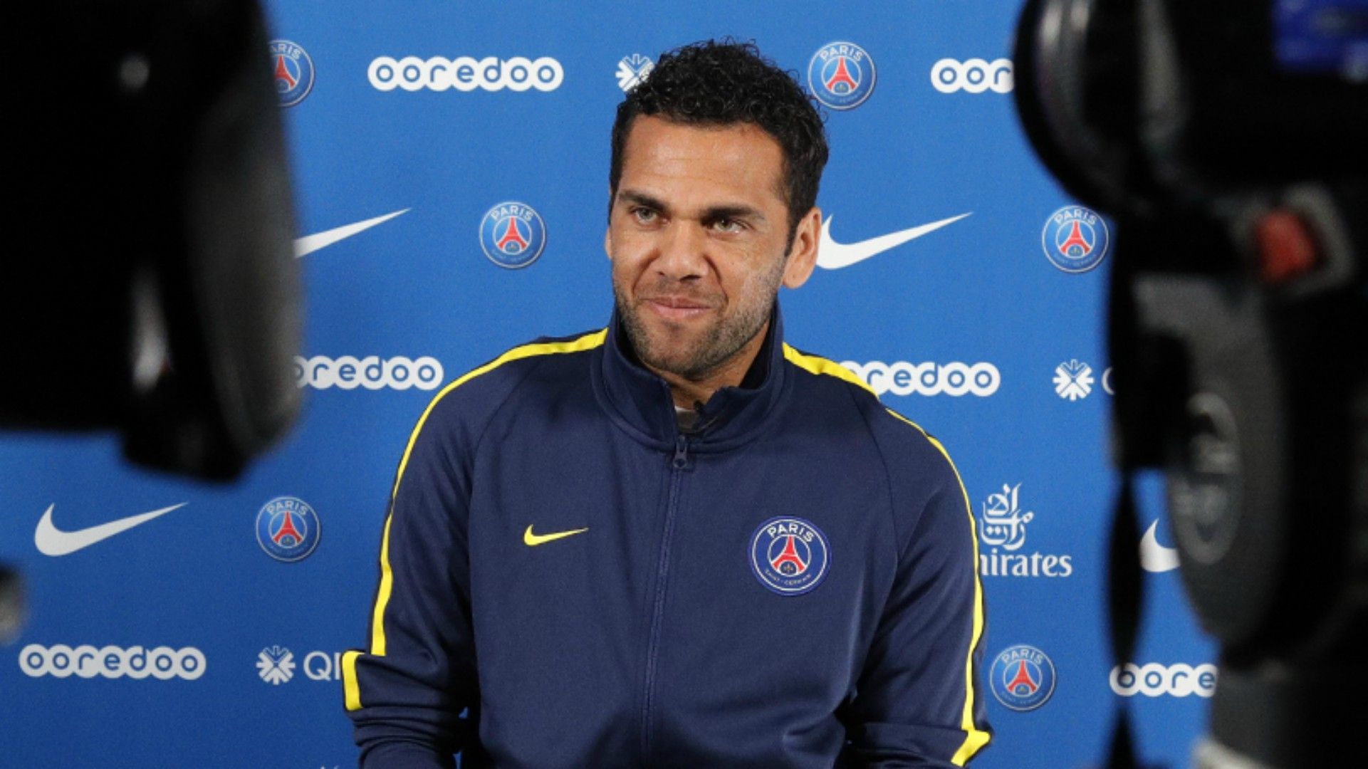Dani Alves PSG unveiling 12072017