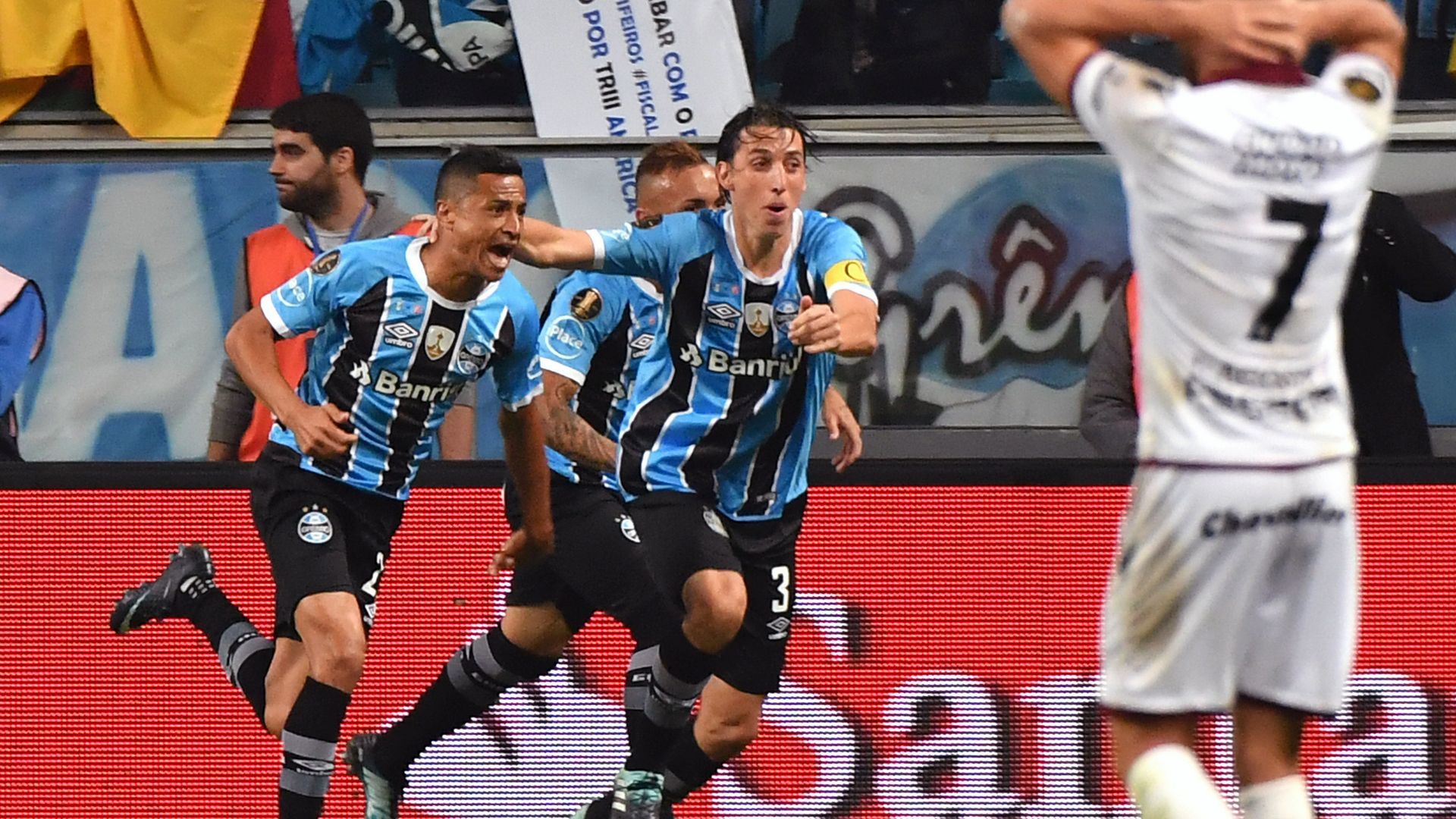 Cicero Geromel Gremio Lanus Copa Libertadores 22112017