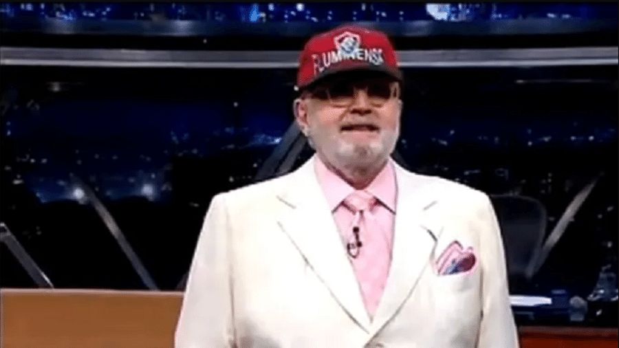 Jô Soares com boné do Fluminense