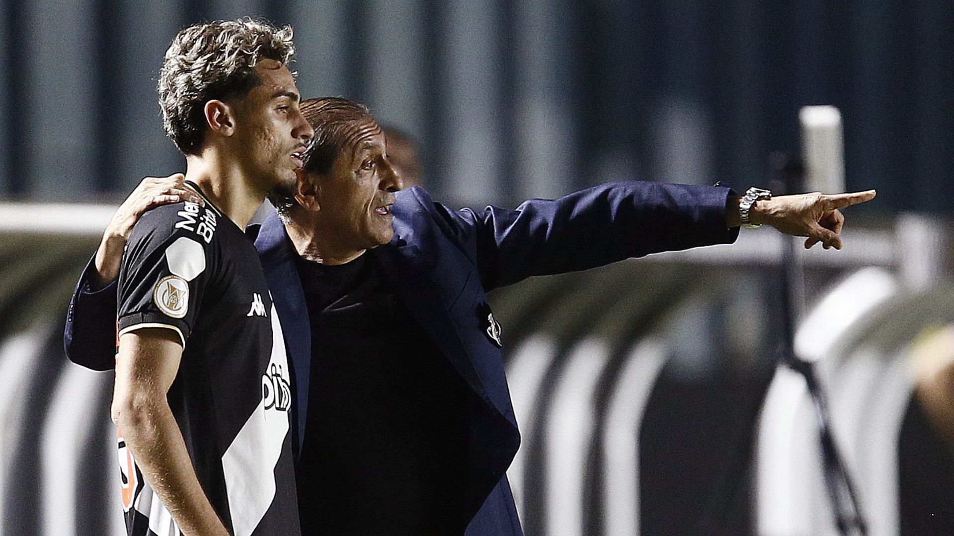 Ramón Díaz e Marlon conversam em jogo do Vasco, em 2023
