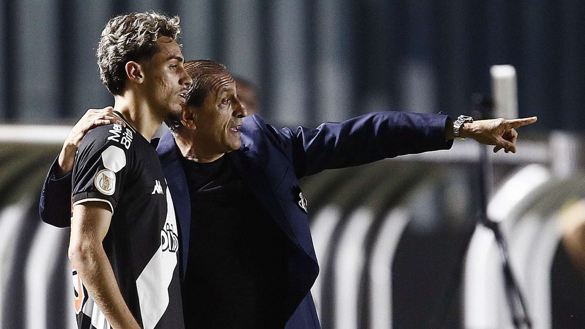 Ramón Díaz e Marlon conversam em jogo do Vasco, em 2023