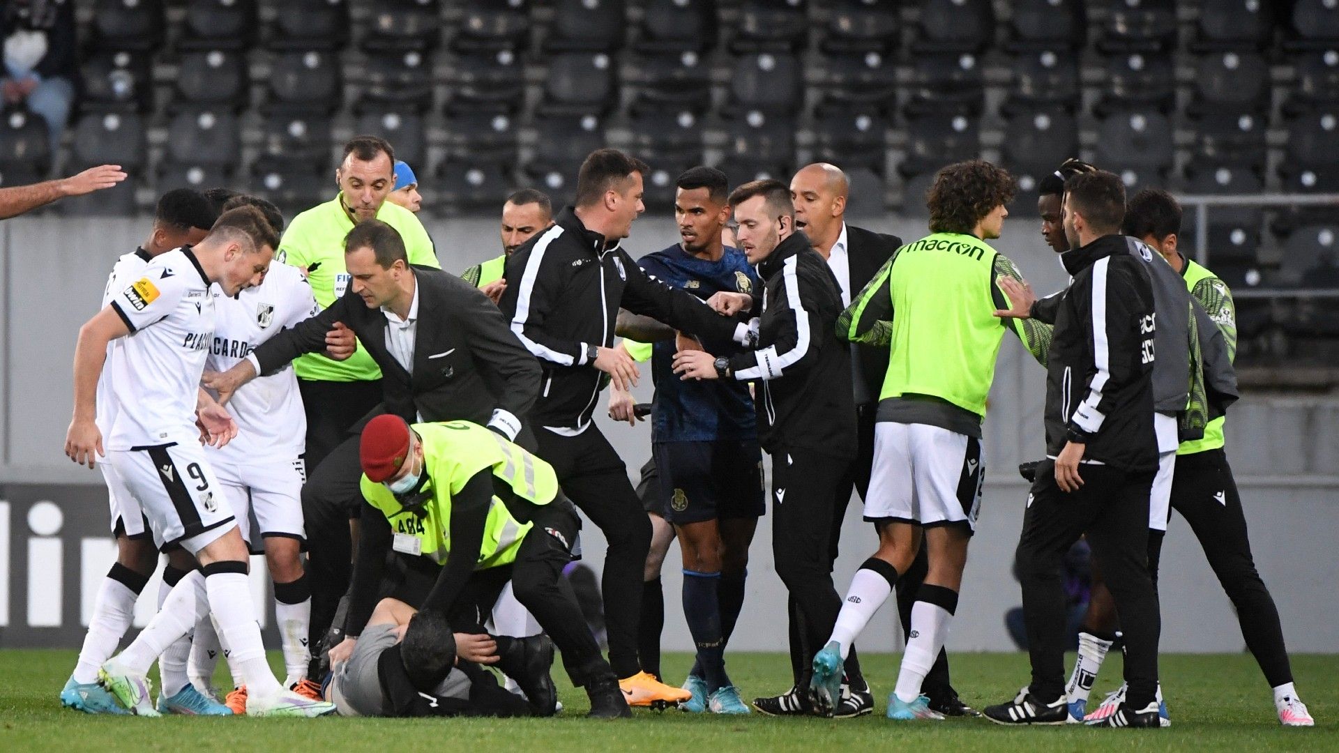 Porto Vitoria pitch invasion 2022