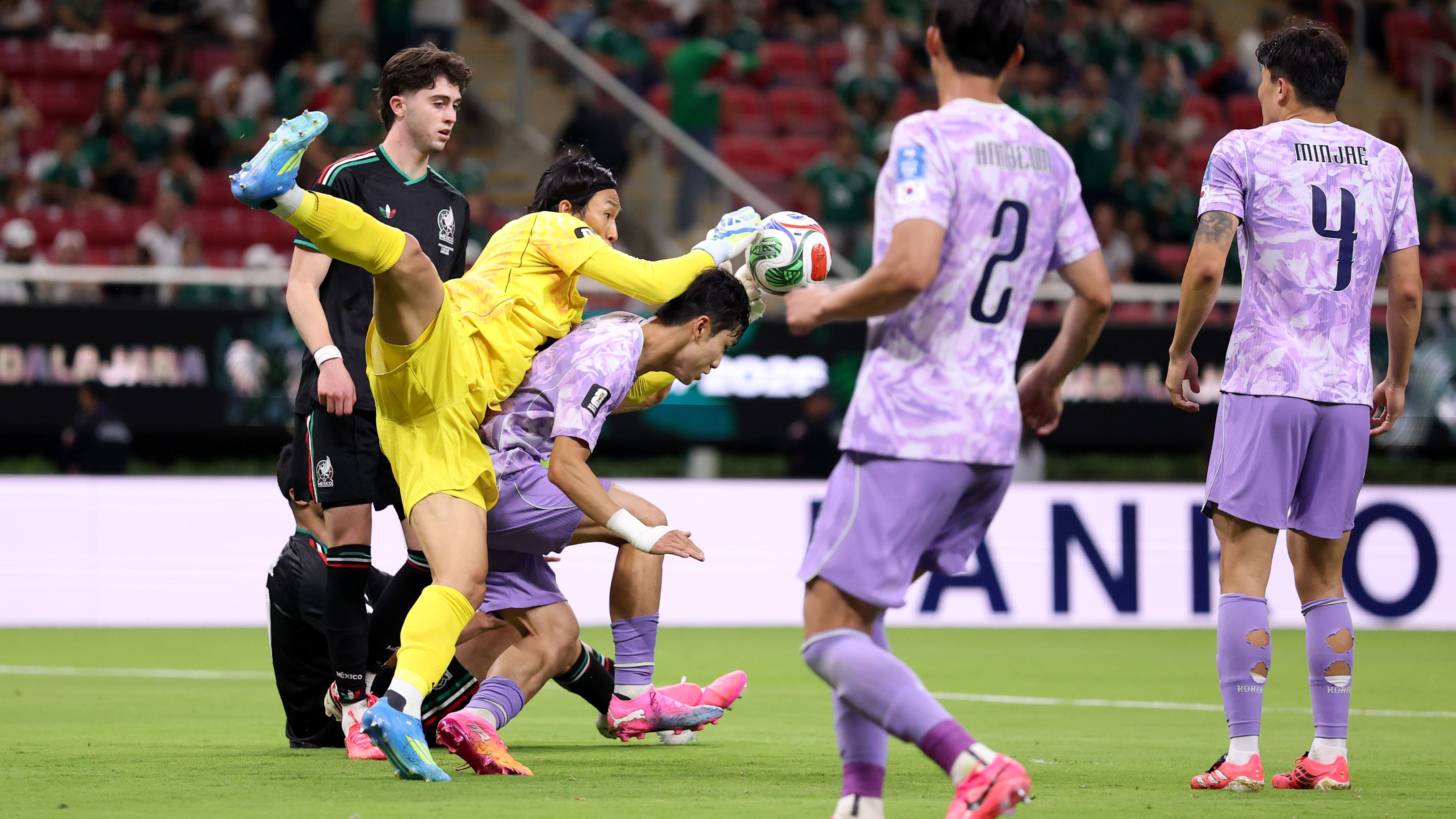 김승규 Seung-gyu Kim of Korea Republic fails to catch the ball resulting in the first goal to Mexico scored by Luis Romo