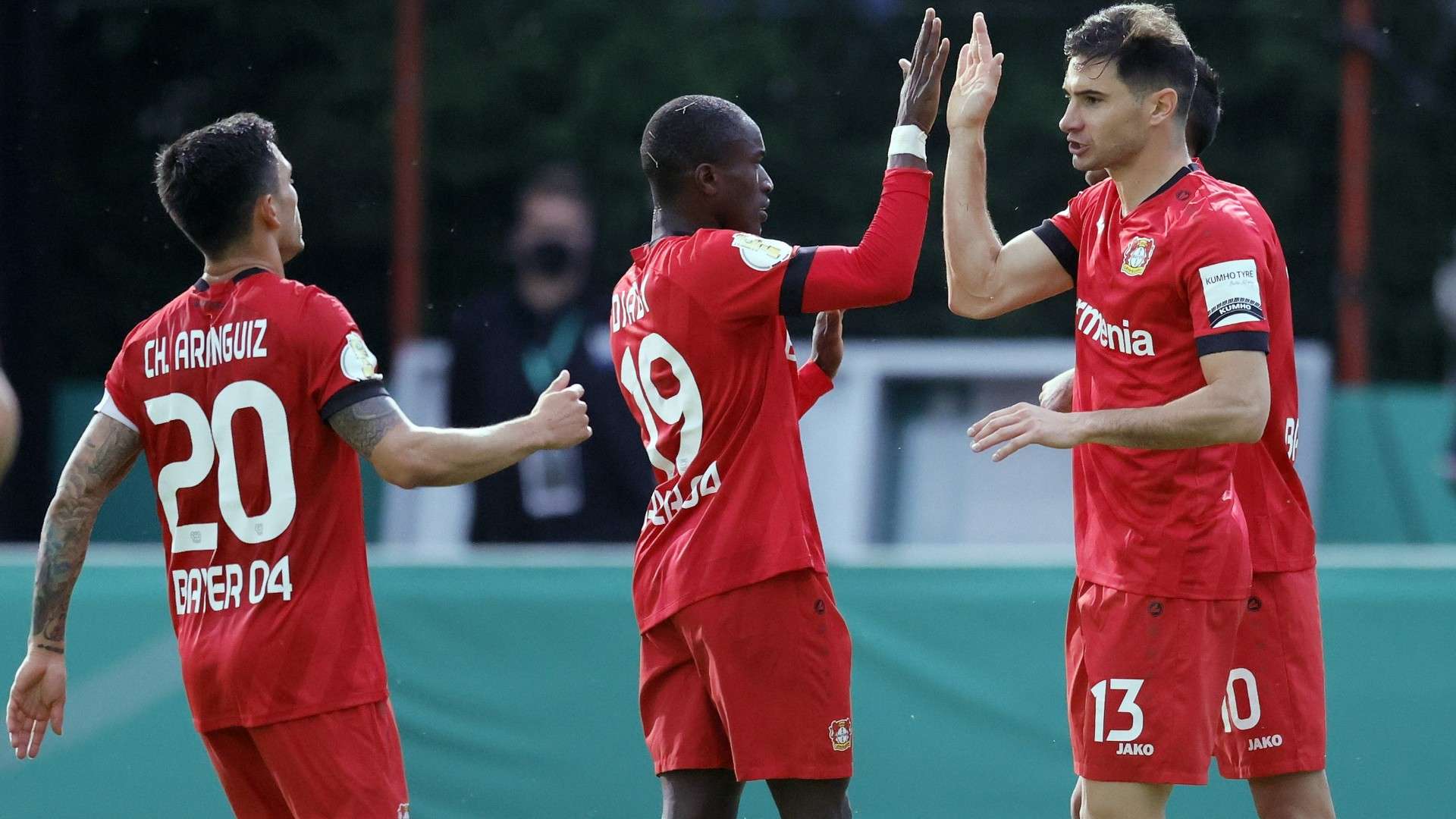 090620 Saarbrücken Bayer Leverkusen Diaby Alario Aránguiz