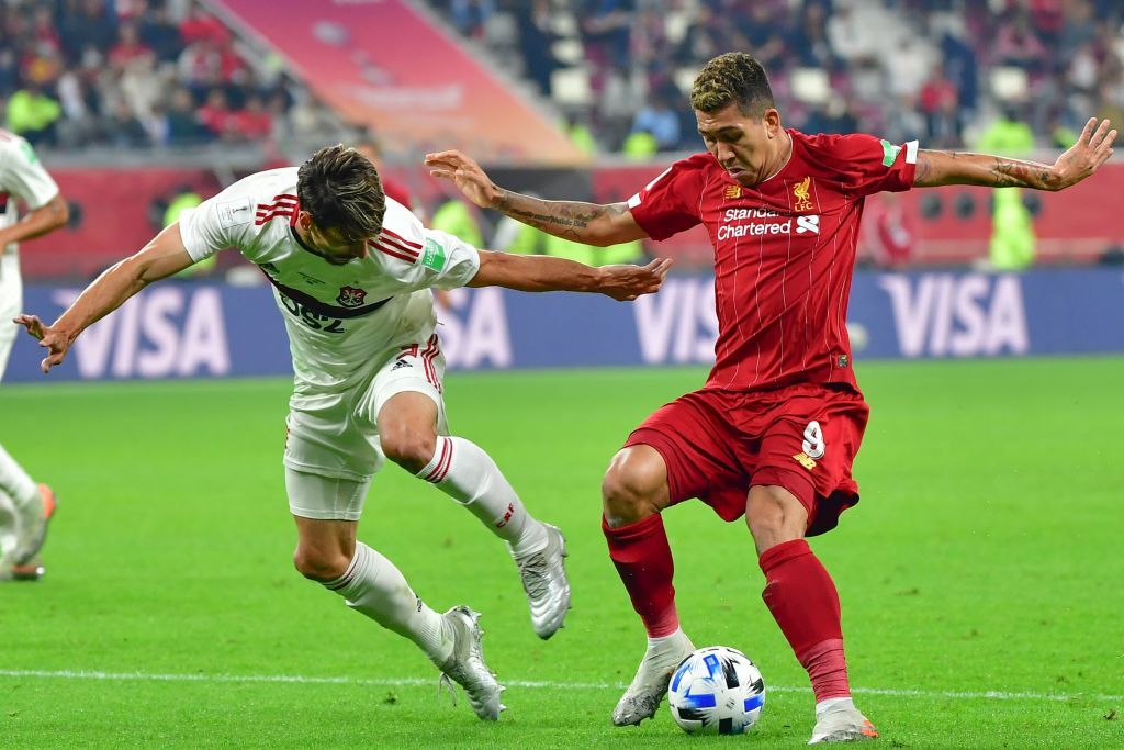 Rodrigo Caio encara Firmino em Flamengo x Liverpool na final do Mundial
