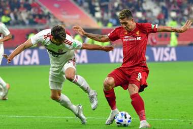 Rodrigo Caio encara Firmino em Flamengo x Liverpool na final do Mundial