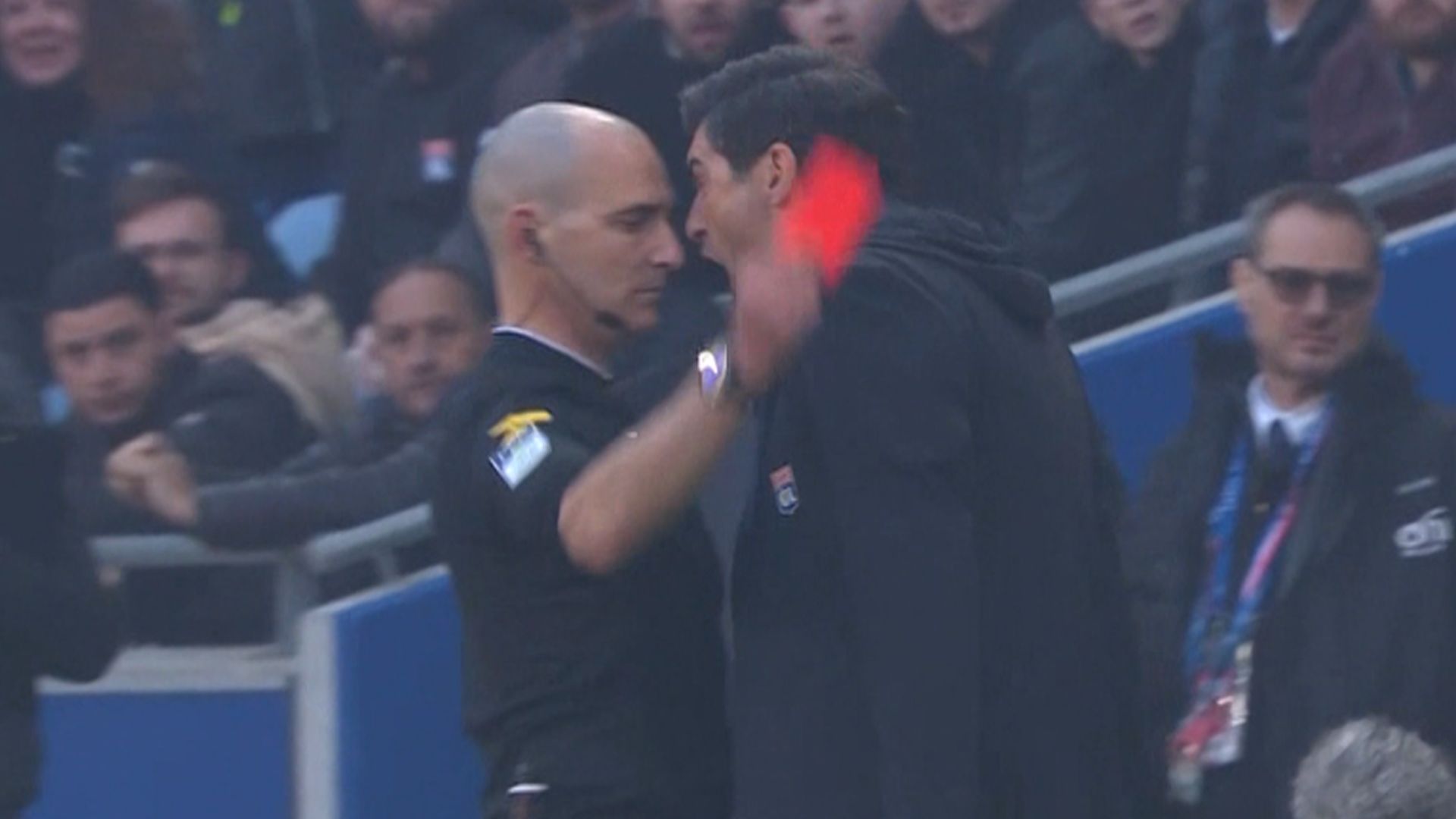 Fonseca Kopf an Kopf mit Schiedsrichter Millot