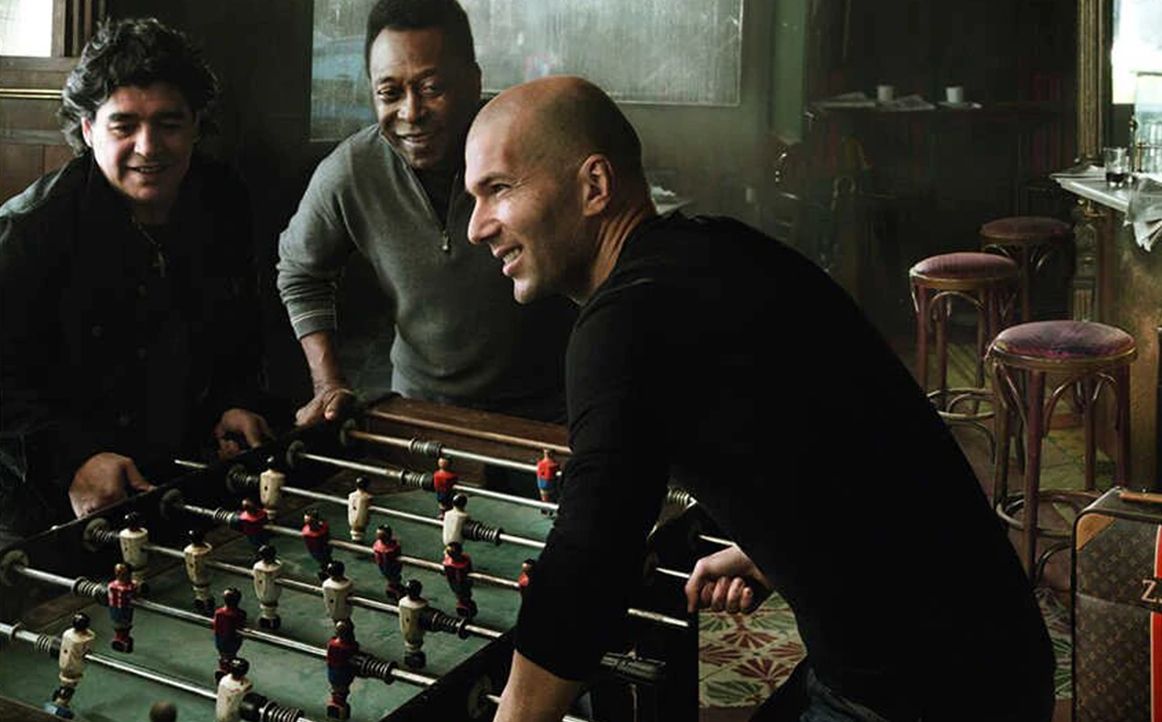 Pelé, Maradona y Zidane jugando al futbolín. Imagen de Annie Leibovitz para Louis Vuitton (2010).