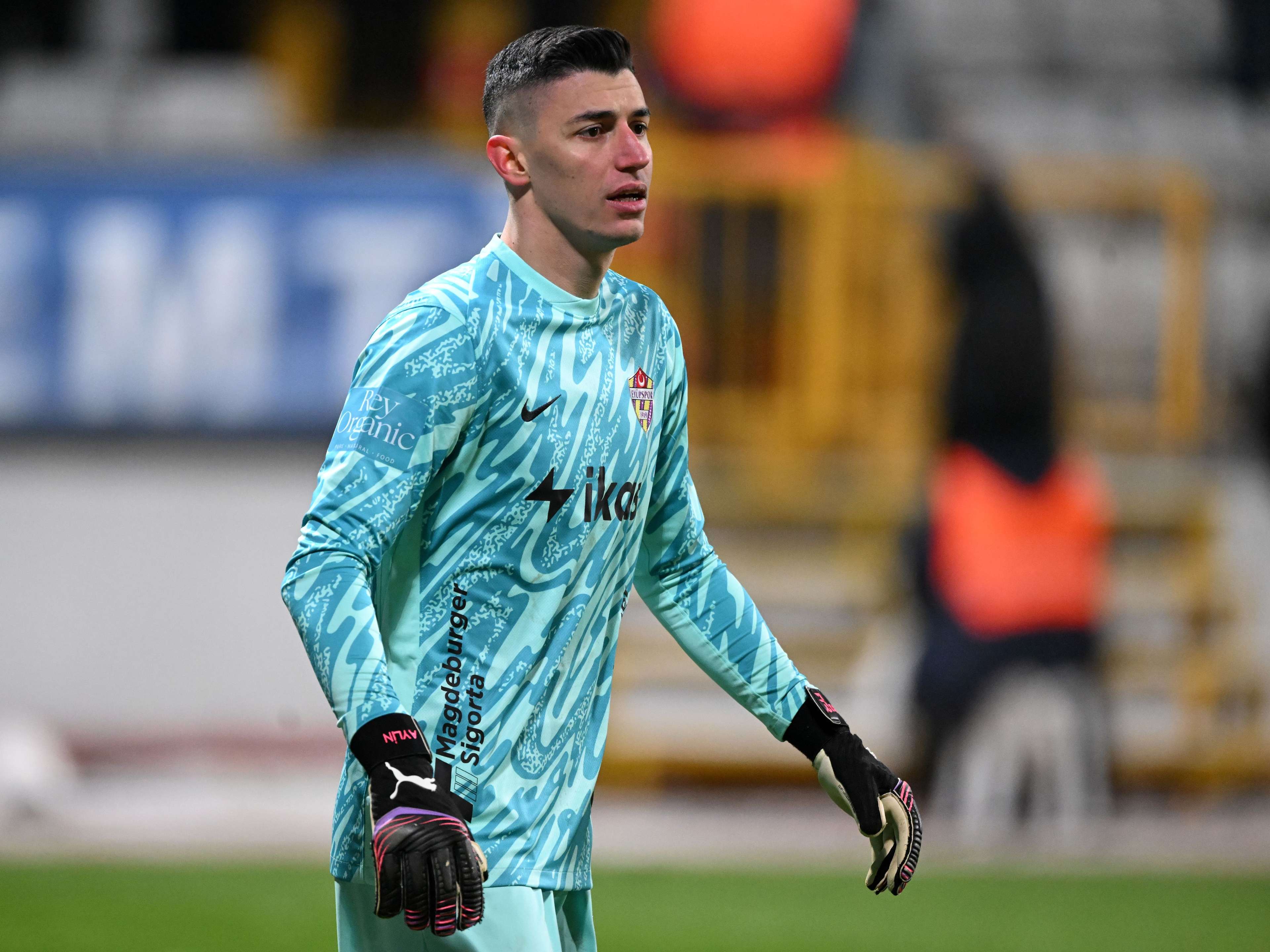 A new rival for Emi Martinez? Aston Villa plot summer bid for Eyupspor goalkeeper Berke Ozer amid starring Super Lig displays | Goal.com Kenya