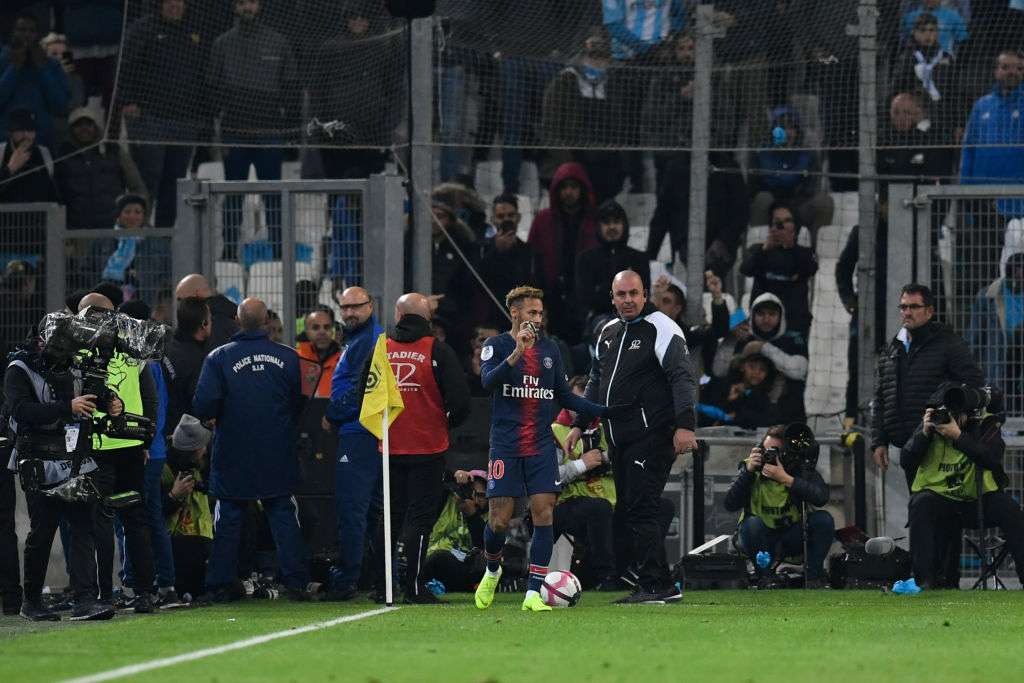 Neymar reclama de garrafas que foram arremessadas na vitória do PSG