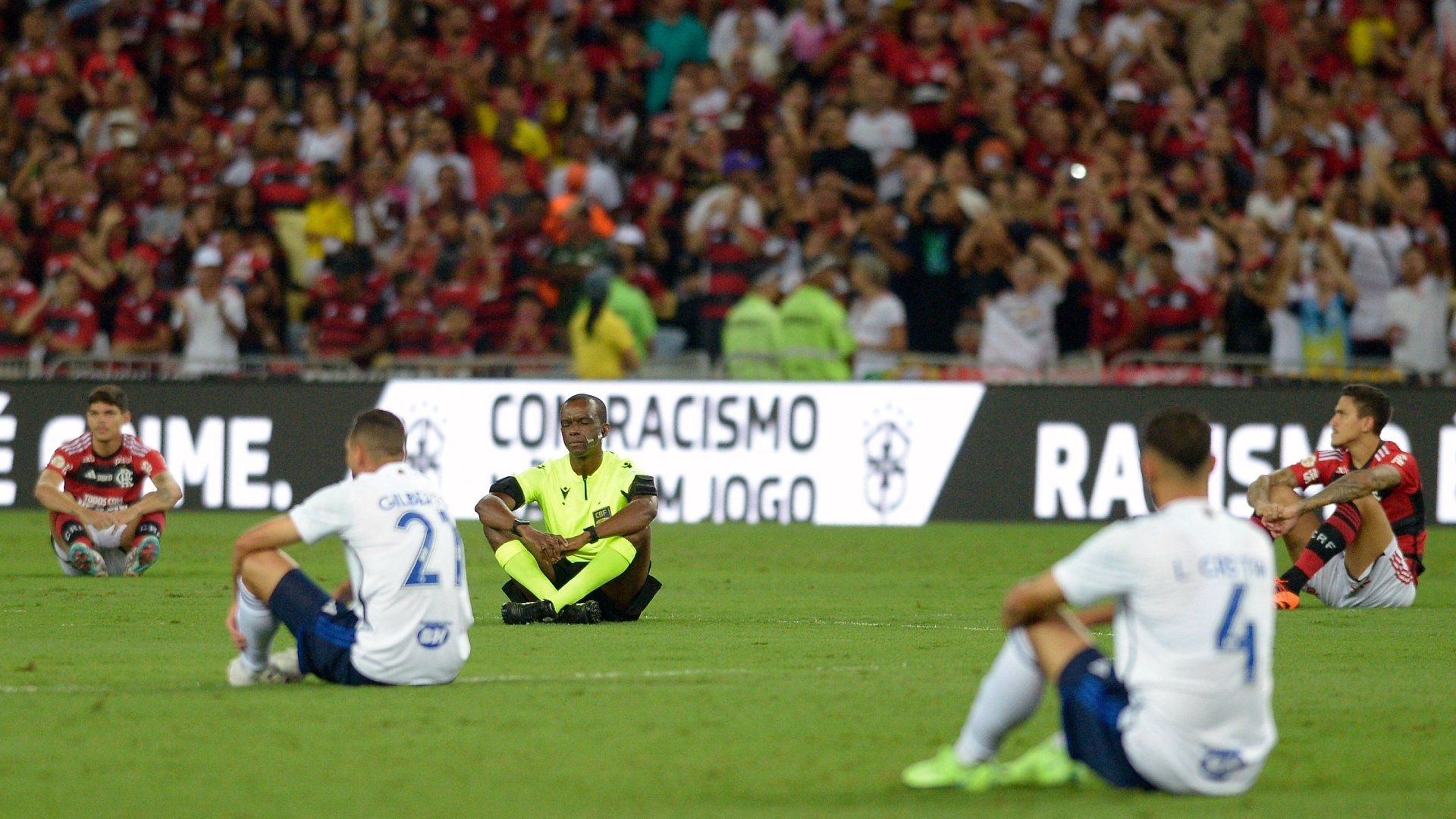 Flamengo Cruzeiro sit-down Vinicius Junior 2023 (1)