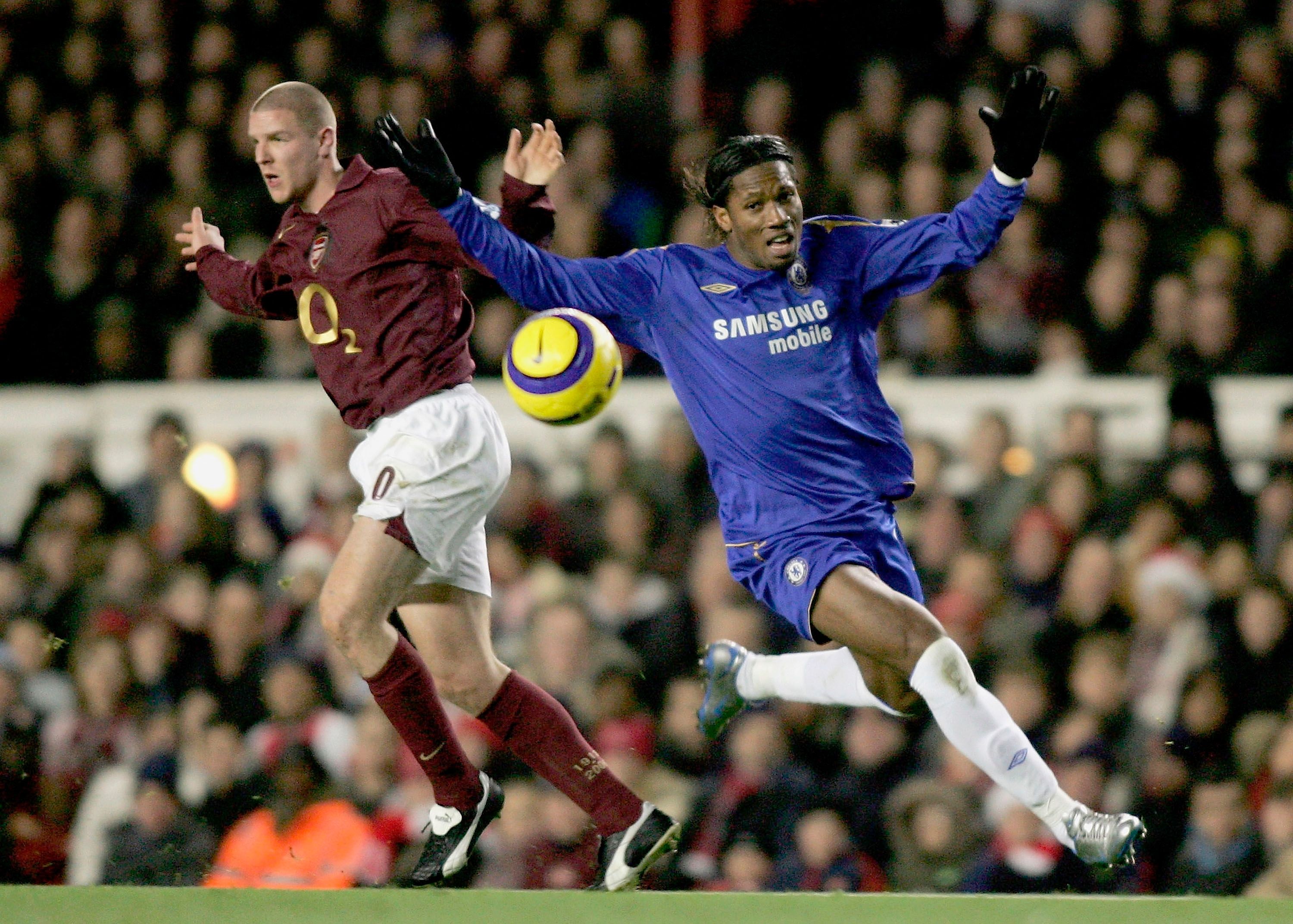 Senderos disputa bola com Drogba