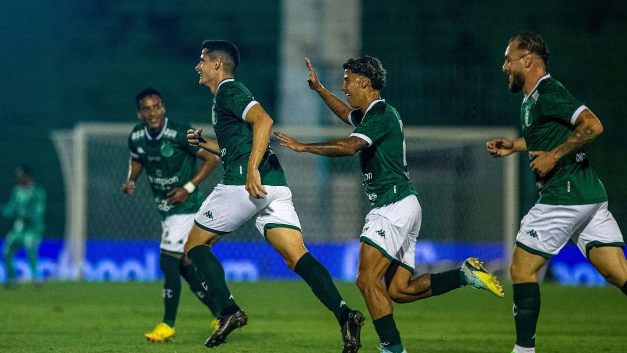 Jogadores do Guarani comemoram gol contra o Avaí, pelo Brasileirão Série B 2023