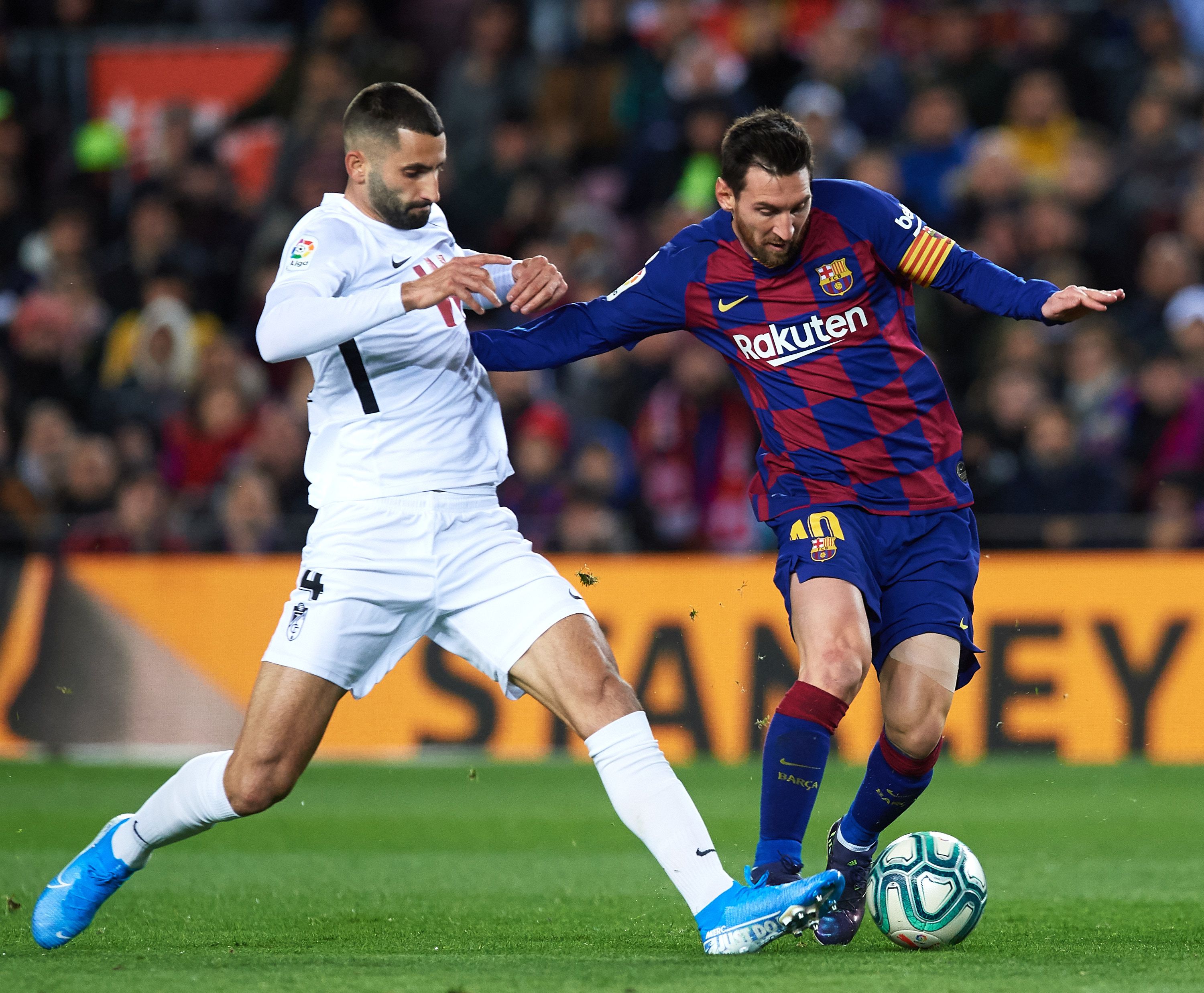 Maxime Gonalons face à Lionel Messi, le 19 janvier 2020 au Cam Nou (Barcelone)
