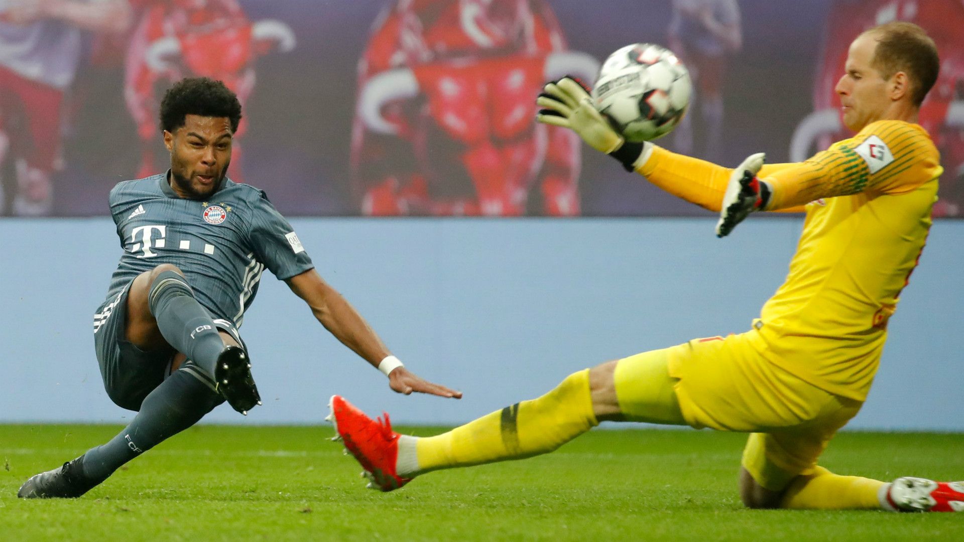 SERGE GNABRY BAYERN MÜNCHEN PETER GULACSI RB LEIPZIG