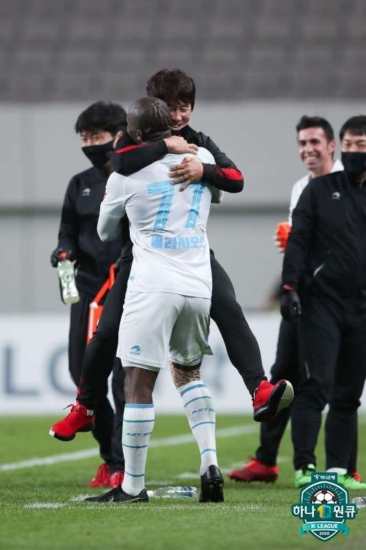 팔라시오스 김기동감독